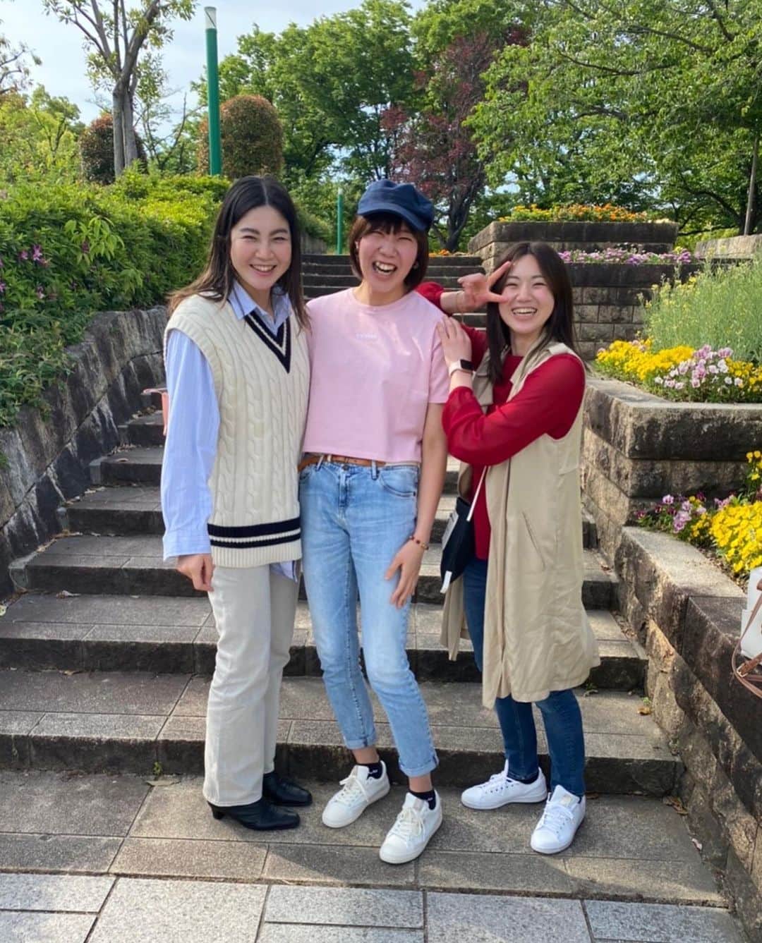 大竹里歩のインスタグラム：「🫰 くだらないことで笑える人達が近くにいて 一緒に過ごせるってほんと幸せですね〜♡  この１年間もありがとう🧡 これからもよろしくね🤍  5枚目が本来の素の私たち。笑  #みんな違ってみんないい #私服投稿初めてだわたぶん #久光スプリングス  #denhamjapan」