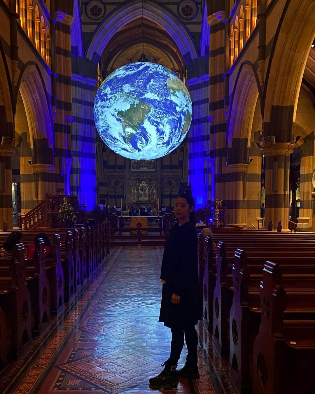 湯田葉月のインスタグラム：「I was really excited to visit St Paul’s Cathedral and come face to face with @lukejerramartist ‘s stunning Gaia installation🌏🌎🌍 Somehow one hour passed in the blink of an eye! 綺麗すぎて感動！実際の地球が周るスピードの360倍で周ってて4分で1周するらしく、軽く10周は見たと思う。笑 #melbourne #stpaulscathedral #gaia #cbd」