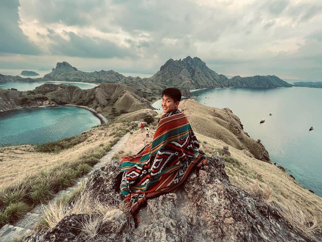 山下智央さんのインスタグラム写真 - (山下智央Instagram)「Pemandangan dari puncak Pulau Padar indah banget 👏 Dari sini bisa lihat tiga pantai yang warna pasirnya beda. Mungkin Cuman tempat ini yang bisa melihat pemandangan seperti ini!  Dan hari ini aku tersadar lagi betapa indahnya Indonesia dan bumi ini dan juga aku merasa tanggung jawabnya untuk menjaga kebersihan bumi ini👍   #nihongomantappu #mantappujiwa #wasedaboys #labuanbajo」5月13日 21時29分 - tomoyama32