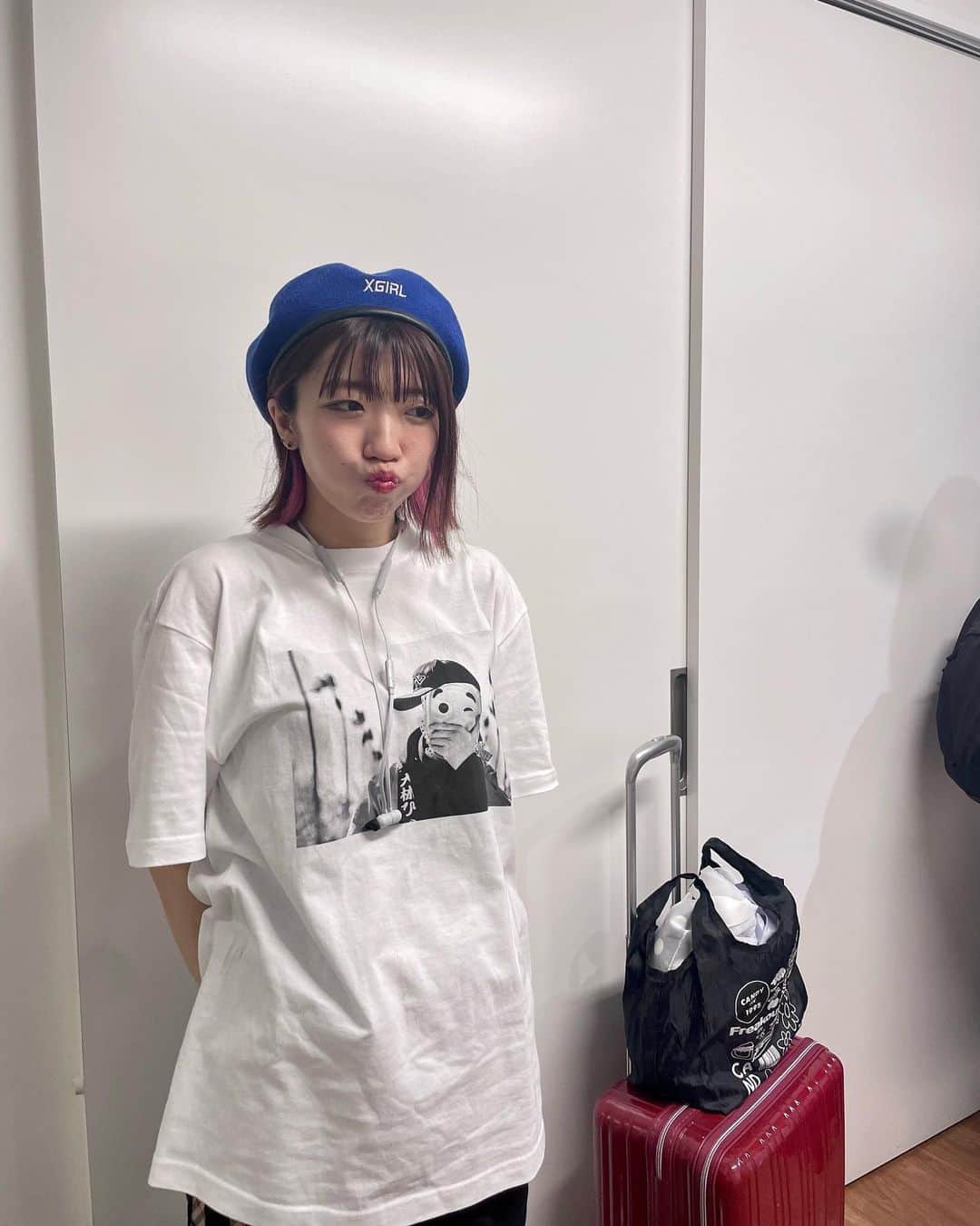 ぱいぱいでか美のインスタグラム：「右かな〜？左かな〜？ . ひだりぃーーーー！！！！！！！！ 大林ひょと子のTシャツ！ デザインがあまりにもクールで一目惚れです😘😘😘 篠宮さんありがとうございます！ 篠宮さんがお勉強してるインスタライブ、 何か心が穏やかになるからついつい見てしまう。笑 写真は一枚目も全くひょと子できてないし 二枚目もお話にならないくらいウインク苦手だった(逆だし)というやつです。 ひょと子のLINEスタンプ出るの楽しみ！ 絶対買います😚😙😗 . #大林ひょと子 #ひだりぃー #みぎぃ #でか美ちゃん」