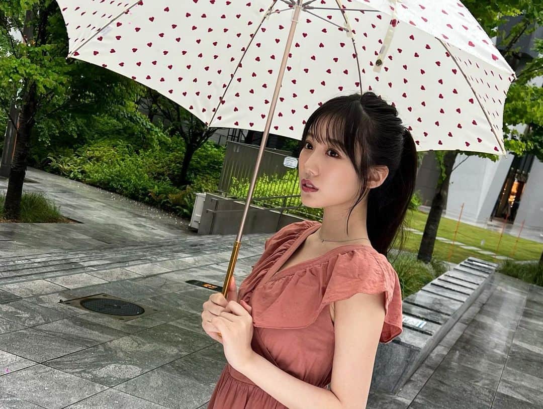 のインスタグラム：「☔️☔️☔️ ⁡ ⁡ 雨の日の撮影風景☔️ ポニーテールにしたよ〜 ⁡ 今日は一日雨でしたねー！ もうすぐ梅雨なんかなぁ🐸 ⁡ ⁡ ⁡ #横野すみれ #ゼロイチ #雨 #お気に入りの傘 #梅雨コーデ #レイングッズ #ootd」