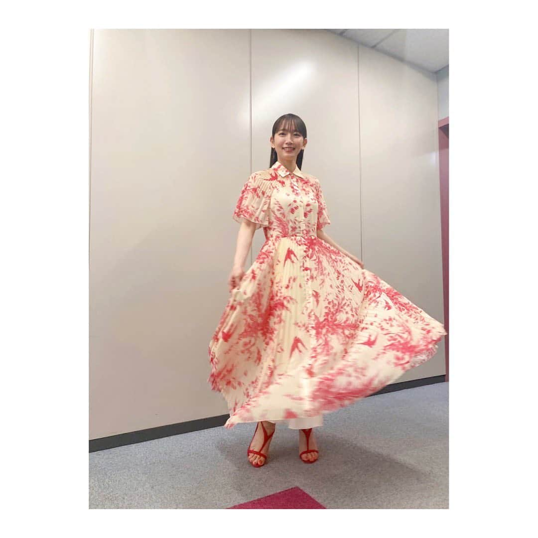 吉岡里帆さんのインスタグラム写真 - (吉岡里帆Instagram)「本日23時〜A-Studio＋出演。 親友達が出てくれました🌸 思い出いっぱいや！大好きや！  make: @sawakoyuri  styling: @chibakey   dress @redvalentino  shoes @gianvitorossi  earring @eney_jewelry  ring @duoctria  @hakenanime2022  #映画　#ハケンアニメ #5月20日公開」5月13日 21時35分 - riho_yoshioka