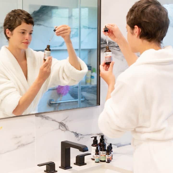 アガサ・モレイラのインスタグラム：「Eu inseri definitivamente um novo hábito na minha rotina: skincare! Eu tô apaixonada pelo Ácido Renovador Esfoliante MA, que é super simples de aplicar e pode ser usado por qualquer tipo de pele. Ele é ideal para quem procura um ácido renovador esfoliante que combine a ação antiage, proporciona luminosidade, unifica o tom e a textura da sua pele.   A @thechemistlook_br vai te ajudar a descobrir o cuidado ideal pro seu tipo de pele. Entre em contato com o time de Skin Advisors da TCL pelas redes sociais da marca. Eles contam com especialistas da área da saúde que podem tirar todas as suas dúvidas.  #publi #quimicadepele」