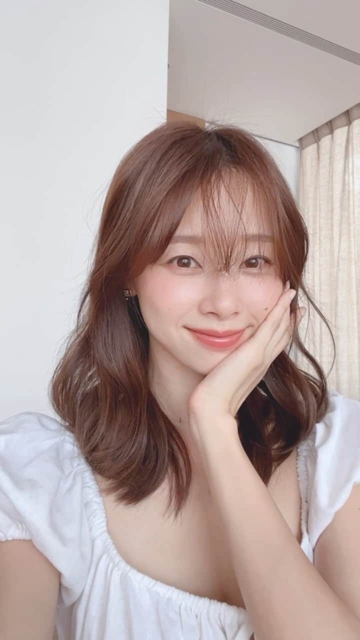 吳斐莉のインスタグラム：「法式鎖骨髮-請服用🙌🏿  這頭髮其實最重要的是層次 如果沒有足夠的層次 當然就捲不出隨性的感覺囉～ 然後再加上一點點的捲髮小技巧 撥的亂亂的那個感覺就出來啦💕  喜歡這種感覺的小影片 快留言告訴我yo 或是有想要我拍的小教學 也歡迎跟我說～ ((給我點靈感吧～～🤣」