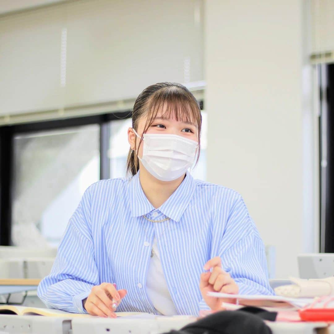 福岡女子短期大学さんのインスタグラム写真 - (福岡女子短期大学Instagram)「#こども音楽療育概論 #音楽療育概論  今日は子ども学科１年生「こども音楽療育概論」と音楽科１年生「音楽療法概論」の講義を見学しました。  この日はトーンチャイムやハンドベルを使った活動の実践のほか、グループに分かれて、こども音楽療育や音楽療法の活動プログラムを作成していました。  どんな曲を選択するか、どんな楽器を使うか等、対象者を思い描きながらプログラムを考えます。  #こども音楽療育士の卵 #音楽療法士の卵 が頑張っています ・ 撮影機材：Canon EOS 5D Mark II (ƒ/4.0 1/40 105mm ISO100) ・ #福岡女子短期大学 #子ども学科　#音楽科 #こども音楽療育士になりたい #こども音楽療育士 #音楽療法士になりたい  #音楽療法士 #福岡の短期大学 #音楽が好きな人と繋がりたい」5月13日 13時22分 - fukuoka_wjc