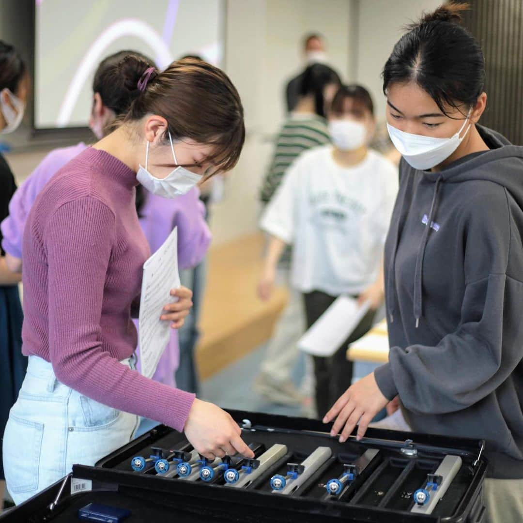 福岡女子短期大学さんのインスタグラム写真 - (福岡女子短期大学Instagram)「#こども音楽療育概論 #音楽療育概論  今日は子ども学科１年生「こども音楽療育概論」と音楽科１年生「音楽療法概論」の講義を見学しました。  この日はトーンチャイムやハンドベルを使った活動の実践のほか、グループに分かれて、こども音楽療育や音楽療法の活動プログラムを作成していました。  どんな曲を選択するか、どんな楽器を使うか等、対象者を思い描きながらプログラムを考えます。  #こども音楽療育士の卵 #音楽療法士の卵 が頑張っています ・ 撮影機材：Canon EOS 5D Mark II (ƒ/4.0 1/40 105mm ISO100) ・ #福岡女子短期大学 #子ども学科　#音楽科 #こども音楽療育士になりたい #こども音楽療育士 #音楽療法士になりたい  #音楽療法士 #福岡の短期大学 #音楽が好きな人と繋がりたい」5月13日 13時22分 - fukuoka_wjc