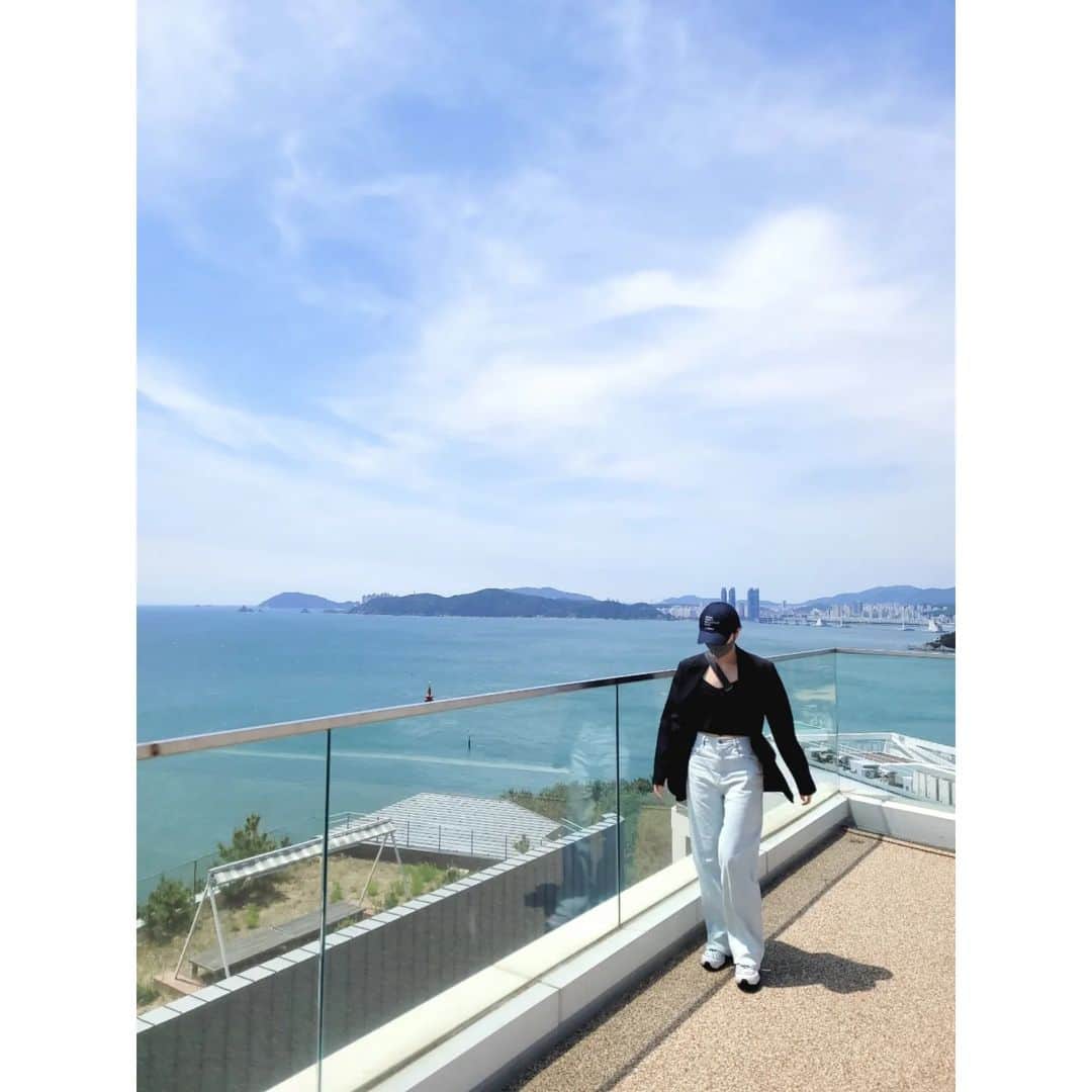 キム・ソヒョンのインスタグラム：「날이 좋았던🌳 ⠀ #부산시립미술관 #이형구작가님」