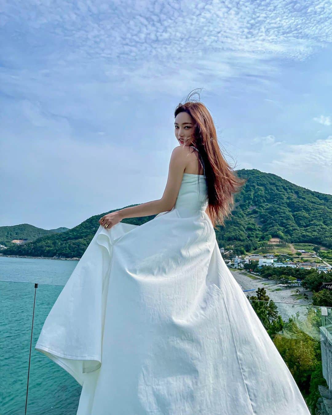 パク・ソヨンさんのインスタグラム写真 - (パク・ソヨンInstagram)「내 손을 잡아봐 어디든 함께 갈 테니~히 (이 노래 아는 사람 손🤚🏼) - 뽐온니가 손잡는 커플컨셉으로 찍어준댔는데 내 손톱땜에 마녀컨셉이 되어버렸다는 엄청난 tmi」5月13日 14時01分 - ssovely1024