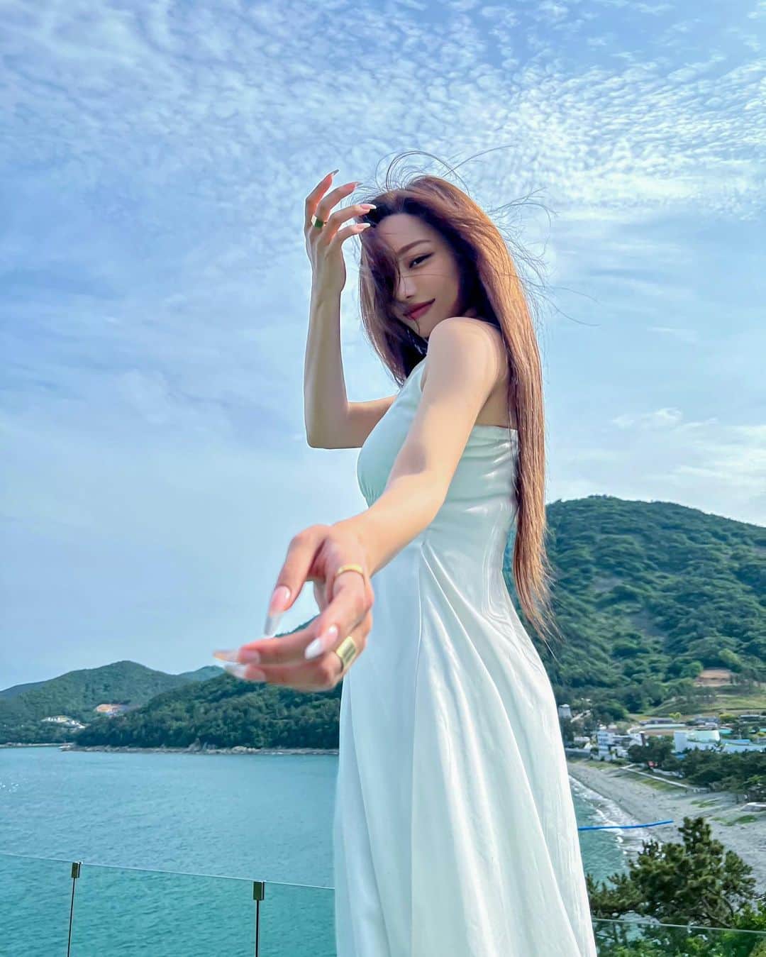 パク・ソヨンさんのインスタグラム写真 - (パク・ソヨンInstagram)「내 손을 잡아봐 어디든 함께 갈 테니~히 (이 노래 아는 사람 손🤚🏼) - 뽐온니가 손잡는 커플컨셉으로 찍어준댔는데 내 손톱땜에 마녀컨셉이 되어버렸다는 엄청난 tmi」5月13日 14時01分 - ssovely1024