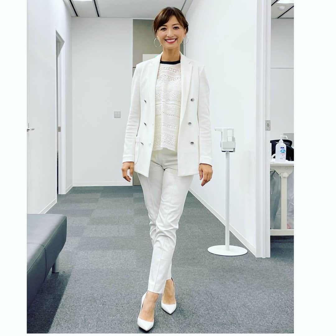 望月理恵さんのインスタグラム写真 - (望月理恵Instagram)「全身真っ白パンツスーツ。  司会進行のお仕事。 笑顔ですが、、 じつは反省でいっぱいです。 ただ次に繋がる学びが あったことに感謝です。  #反省#後悔 #学び#精進 何歳になっても未熟者 #セントフォース #望月理恵」5月13日 15時02分 - mochiee28