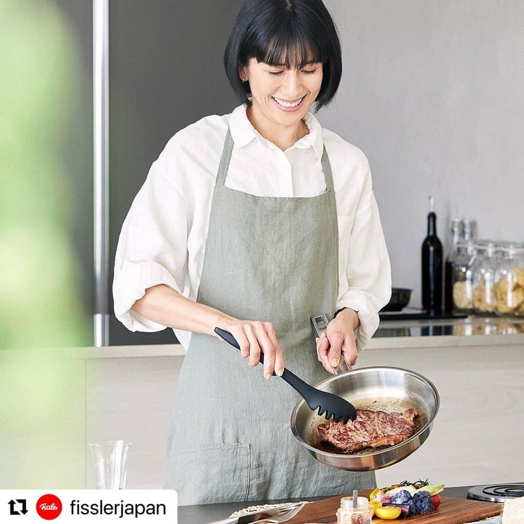 長谷川理恵さんのインスタグラム写真 - (長谷川理恵Instagram)「#Repost @fisslerjapan with @make_repost ・・・ フィスラーの国内アンバサダーである長谷川理恵さんが「置いておくだけでも気分が上がる」と語ったフィスラーの調理器具の魅力とは？  「フィスラーの調理器具は見た目もとても洗練されていて、置いておくだけでも本当にすごく気分が上がる。しかも丈夫で長く使えるというのが、なによりも使っていてとても楽しいです。」と、長谷川さん。  「お鍋でもフライパンでも触るたびに何かお料理するのが楽しくなって気分を上げてくれる。本当に大切に私のキッチンの相棒としてずっと長く使い続けていきたいなと思う、そんな大好きな調理器具です。」と実際に使用してくださっているからこそ感じるフィスラーの魅力を伝えていただきました。  今回使用していただいたステンレスフライパンは、フィスラー最高峰シリーズの＜オリジナル プロフィ コレクション フライパン＞。 長谷川さんのスペシャルページはサイトトップからご覧ください。 ⁡ また、長谷川さんとフィスラーのストーリー動画も公開中です。 詳しくは @fisslerjapan ⇨ URLより  #クッキングラム #料理好きな人と繋がりたい #レシピ #料理初心者 #料理上手になりたい #自炊生活 #キッチングラム #時短レシピ #暮らしを楽しむ #自炊女子 #ステンレス #自炊男子 #fissler #ノンオイル #フィスラー #ステンレスフライパン #ヘルシークッキング #素敵に暮らそう #丁寧なくらし #贈り物に最適 #フライパン #フィスラーで作ると美味しい #フィスラーで作る絶品レシピ #調理器具好き」5月13日 15時10分 - rie_hasegawa