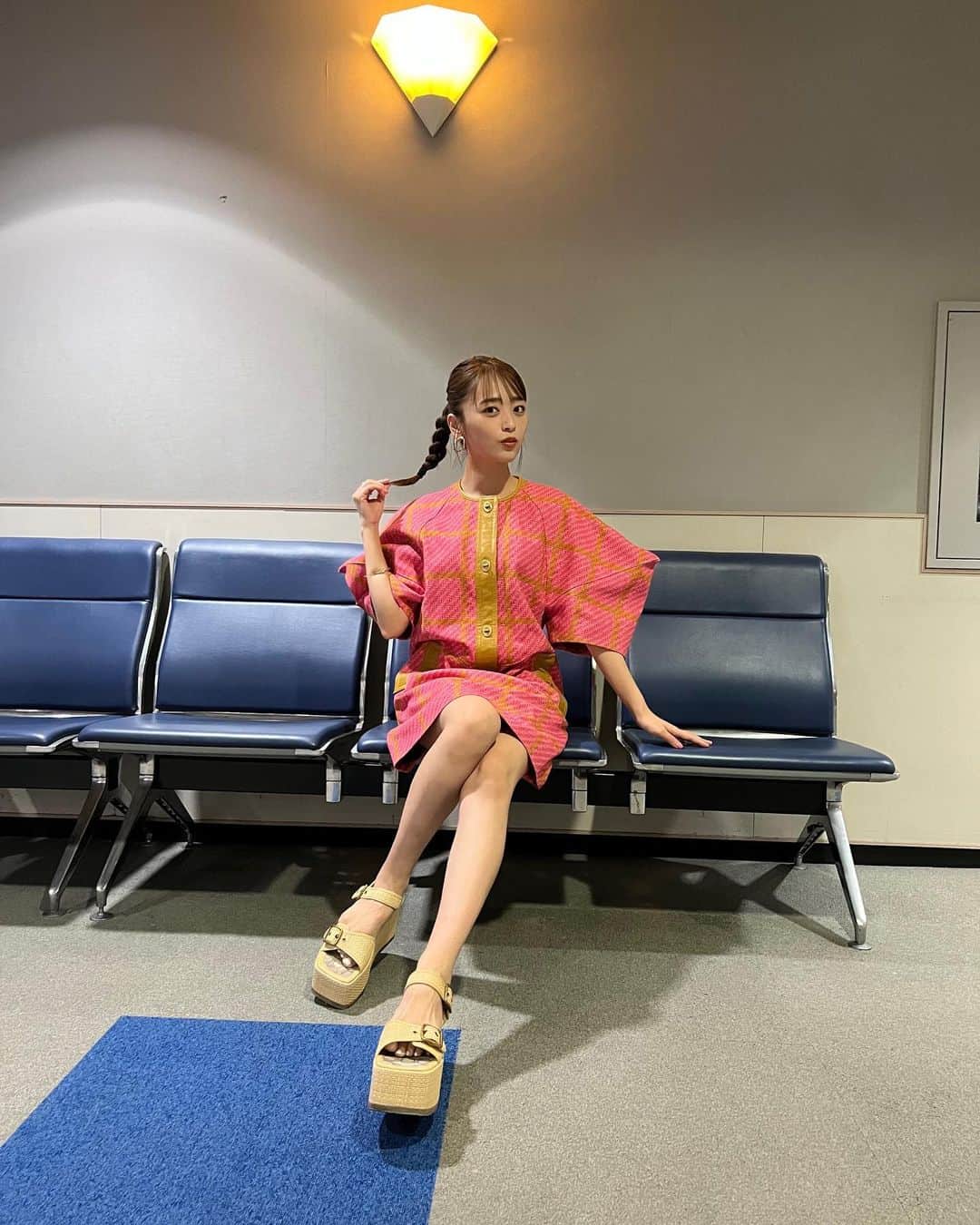 近藤千尋のインスタグラム：「ラヴィット！🐰 今日もオープニングから 盛りだくさんでした🤭💕 たけのこの里vsきのこの山。笑 見逃した方はTVerで是非📺❣️  岡山ロケ後半や川島さん達のVTRも ずっと面白かったなぁ♥️ 次はどんな夏休みが待ってるか わくわく☺️☺️  今日の衣装⏬  ウェア、シューズ @coach  アクセサリー @blanciris_official  いつもTBSの中でスタッフさん達と 写真を撮るスポットを探すんだけど、 異例のプロデューサーさんが 撮ってくれました😂笑❤️ ありがとうございます！！笑」