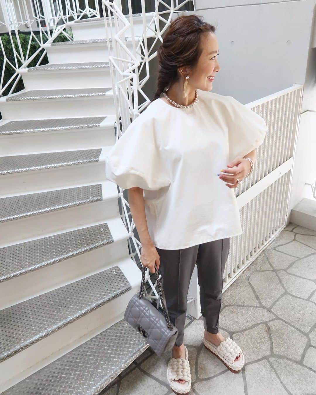 Mai Wakimizuのインスタグラム：「popupで人気top3に入るコクーンブラウス♡お友達にも好評で嬉しい♡カラーで迷われる方も多いですが、今のところwhiteがダントツ！今日はイージーパンツと合わせてみました＼(^o^)／お腹もすっぽり隠れて妊婦の味方♡ただいまwebでは予約販売中です♡ tops:#linkable @linkable_official(予約販売中) pants:#linkable @linkable_official  ------------------------------ 【popup shopのご案内】 日時:2022年5月12日(木)〜17日(火) 11:00〜18:00(最終日17日は17:00close) 場所:FLORE ARTIST GALLERY (フローラ アーティスト ギャラリー) 神戸市中央区山本通1-7-9  東急プラザブーミン北野1F JR/阪急/阪神「三宮駅」より徒歩8分程度 ------------------------------ #wakkinstyle#coordinate#マタニティコーデ#妊娠8ヶ月」