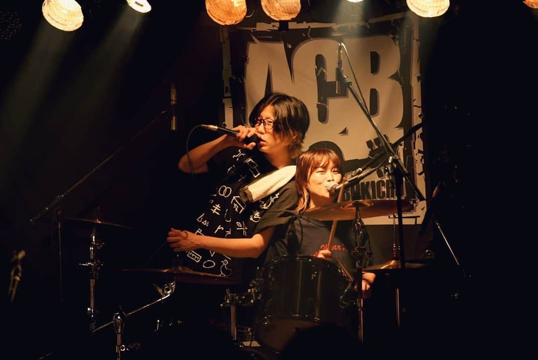 郡島陽子さんのインスタグラム写真 - (郡島陽子Instagram)「夢幻の宴vol.36@ACB HALL ありがとう。 投稿遅っ。てへっ😋 アシベでSOUTH BLOWと演れるなんてまさか。 終わってしまうのが嫌で始めたくなかった。真っ直ぐすぎて心臓が痛いのさ。 盗んだバイクで走り出そう。 走った分は給油しよう。 そしてそっと返そう。  大切な夜が、また増えちまった😌 セットリストは手書きが好き。  Photo by H.and.A (いつもありがとう😉)  #acbhall #southblow #unlimits #ขอบคุณค่ะ」5月13日 16時28分 - gungunrobo