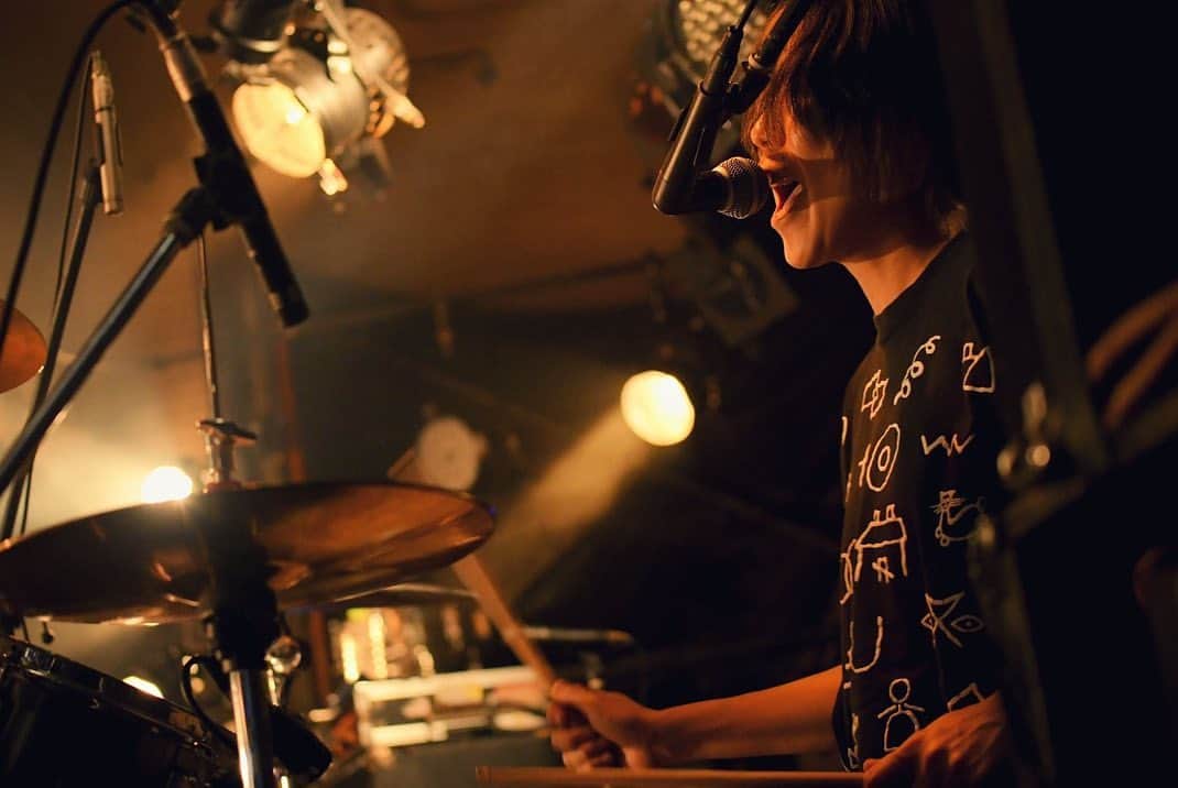 郡島陽子のインスタグラム：「夢幻の宴vol.36@ACB HALL ありがとう。 投稿遅っ。てへっ😋 アシベでSOUTH BLOWと演れるなんてまさか。 終わってしまうのが嫌で始めたくなかった。真っ直ぐすぎて心臓が痛いのさ。 盗んだバイクで走り出そう。 走った分は給油しよう。 そしてそっと返そう。  大切な夜が、また増えちまった😌 セットリストは手書きが好き。  Photo by H.and.A (いつもありがとう😉)  #acbhall #southblow #unlimits #ขอบคุณค่ะ」