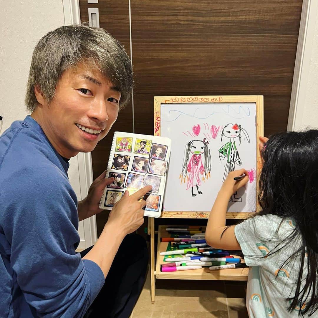 田村淳のインスタグラム：「鬼滅の刃 絵を描きたいから アシスタントやって欲しいと言われて 先生が必要な情報を隣で伝える係をやらせて頂きました。情報を伝え過ぎると先生がパンクしてしまうので、適度に服の形状や色などを伝えさせて頂きました。人に情報を伝える時のポイントなどを勉強させて頂きましたw  #鬼滅の刃  #画家とアシスタント #人につたえるチカラ」