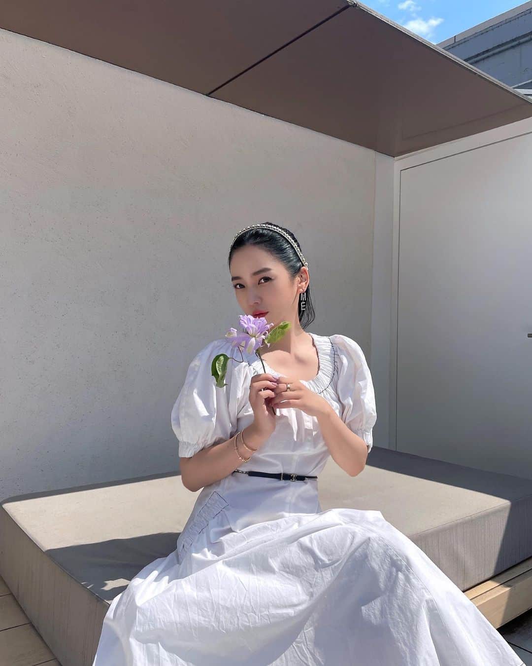 megbabyのインスタグラム：「久しぶりに白ワンピ🥺🤍🕊  POP UP STOREの余韻に浸っていたのもつかの間。。先行セットを早くみんなの元にお届けしたいという気持ちが止められず🥺💟 MEGOOD BEAUTY公式サイトで本日発売開始となりました🌈  新商品のハイセラブースターの感想が届き始めていてうれしい日々💕 もうつかってくれた方ならわかるはず🤭  スキンケアをぐいぐい飲んでくれるようなこの感覚は。。まるで #食前酒ブースター 🍶お肌の食欲上げちゃいます🤣  そして、サンクッションミニセットとマグワートトナービッグポンプも販売開始しました！ すべて数量限定なのでお買い忘れなく💦  早くまたみんなに会いたいなぁと思う日々です😌💓  #MEGOODBEAUTY #mgbskin」