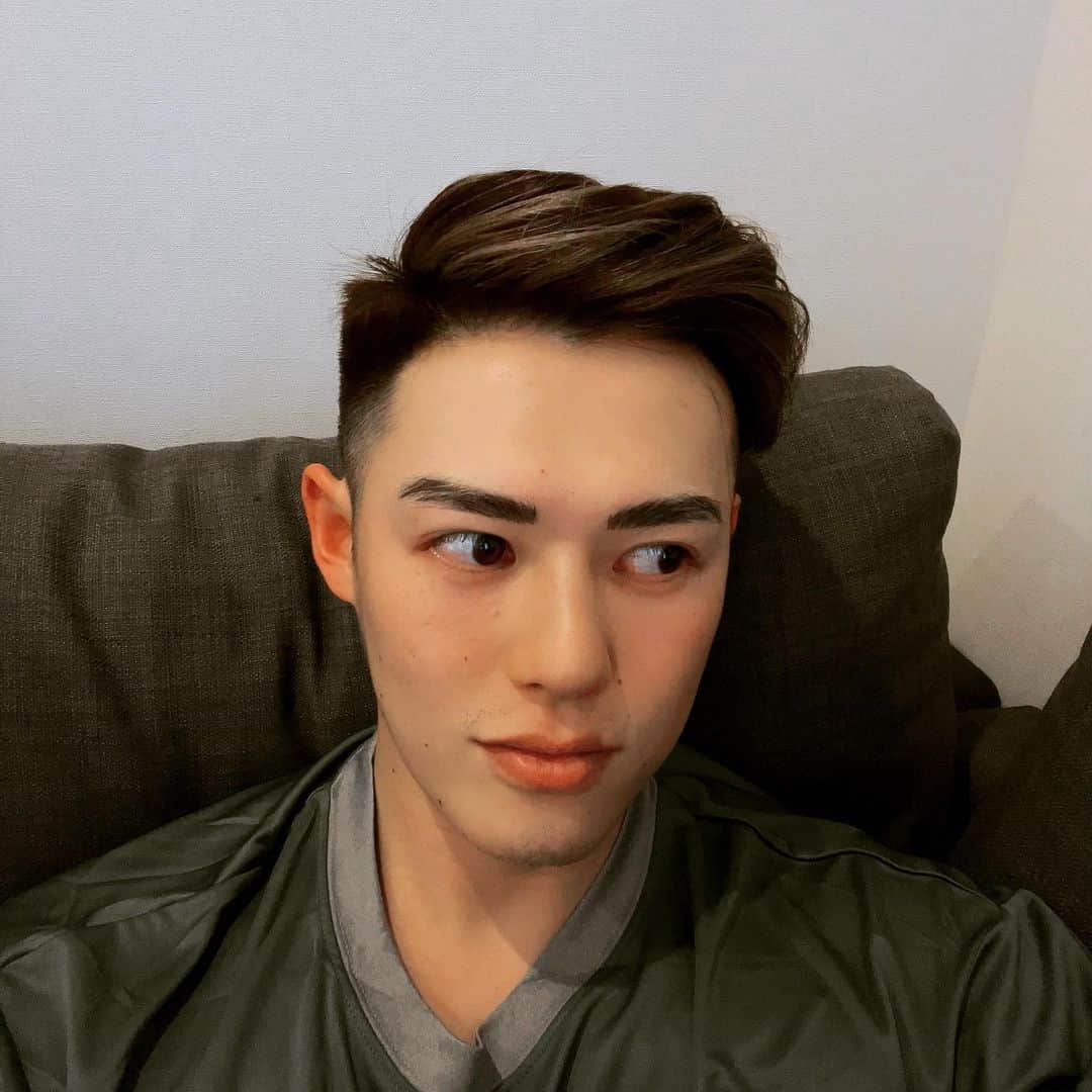 のインスタグラム：「髪染めて頂いたの何年ぶりだろう😂 いつもありがとうございます✨@milkorlemon   #haircolor#haircut#散髪#洗髪#menshairstyle」