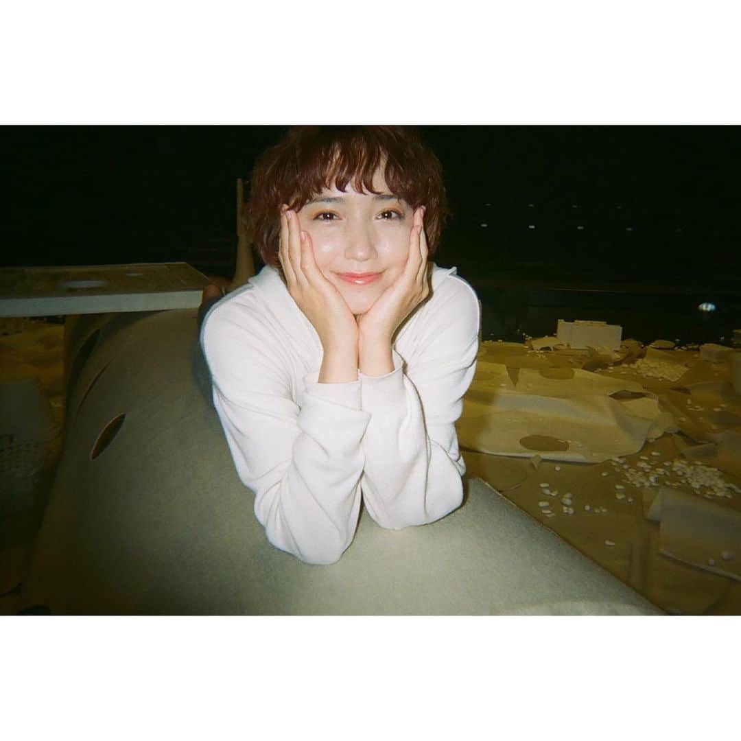 豊田エリーさんのインスタグラム写真 - (豊田エリーInstagram)「📸 「Light house」舞台上での一枚。 娘カメラマンが撮ってくれました😚  Kodak FunSaverという使い捨てカメラ。 写ルンですともまた違った色、味わいが写真に出る気がする。 どちらも良い。  どこかへ出かけるときは娘に渡して、 自由に撮ってねーと云ってます。  #daughtertookthis」5月13日 17時22分 - ellie_toyota