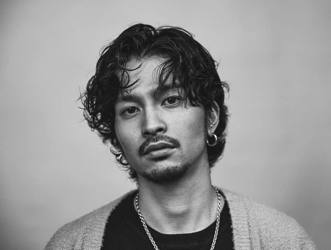 常田大希のインスタグラム：「ㅤ いよいよ20代がもうすぐ終わるのかあって話から記念に普段通りというか衣装とか真っ黒メイクとか何も無しのそのまんまをチームが写してくれました ㅤ 濃かったなあこの10年 みんなありがとうほんとに ㅤ ㅤ Photo：TAKAKI_KUMADA Art Direction & Styling： @tsuyoshikurata  Hair & Make： @rr_takai_  ㅤ」