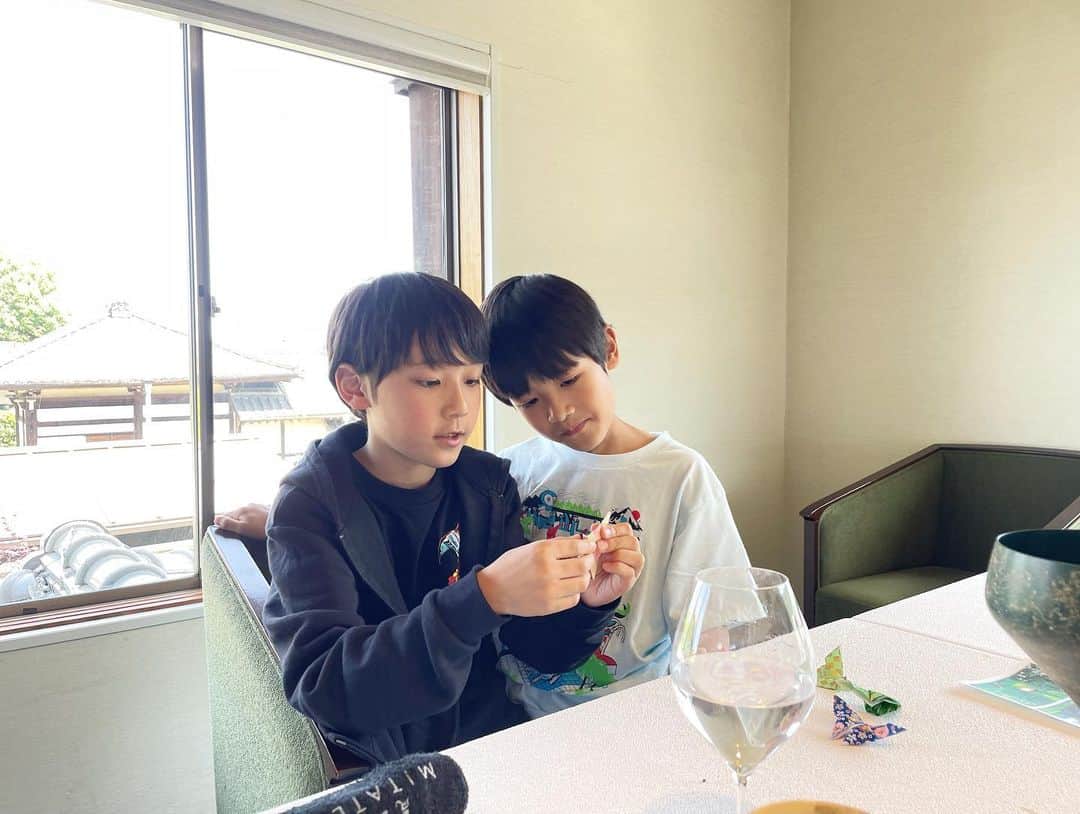 yuco_yoshidaさんのインスタグラム写真 - (yuco_yoshidaInstagram)「あきとのBDお祝いは嵐山MITATEへ。 リーデルの漆塗りグラスやシェフ手作りの美しい器に ストーリー仕立てのコースが面白かった✨ 家族でゆっくり食べるご飯、幸せやったなぁ♡ ・ ・ #嵐山MITATE #嵐山フレンチ」5月13日 17時30分 - yuco_yoshida