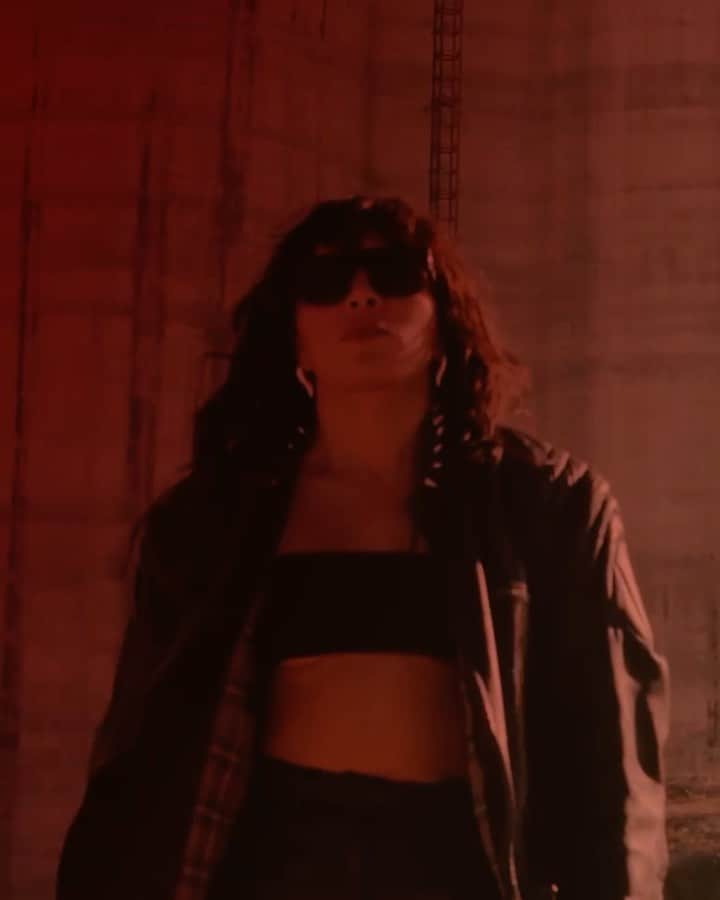 ロリーンのインスタグラム：「Today I’m presenting this Alpha character . She’s in all of us .   Neon lights is out💋🔥」