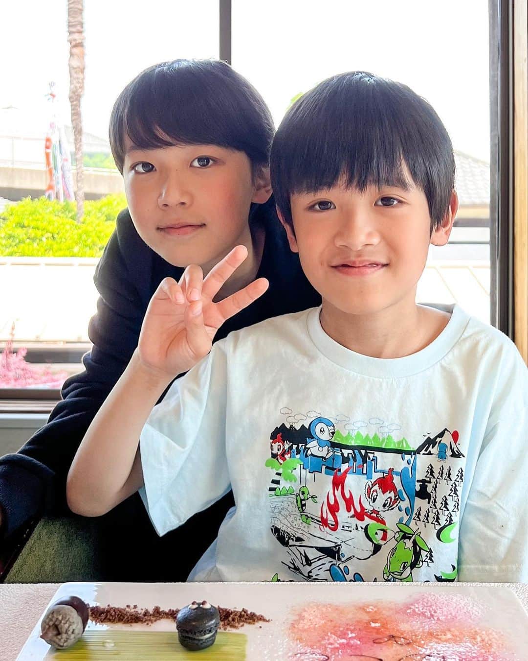 yuco_yoshidaのインスタグラム：「HAPPY BIRTHDAY🥳🎊 こう見るとお兄ちゃんの顔になったなー。甘えんぼで愛され上手で愛嬌担当の次男。これからもあなたらしくのびのびと育っておくれ♡ ・ ・ #男の子ママ  #次男の成長記録」