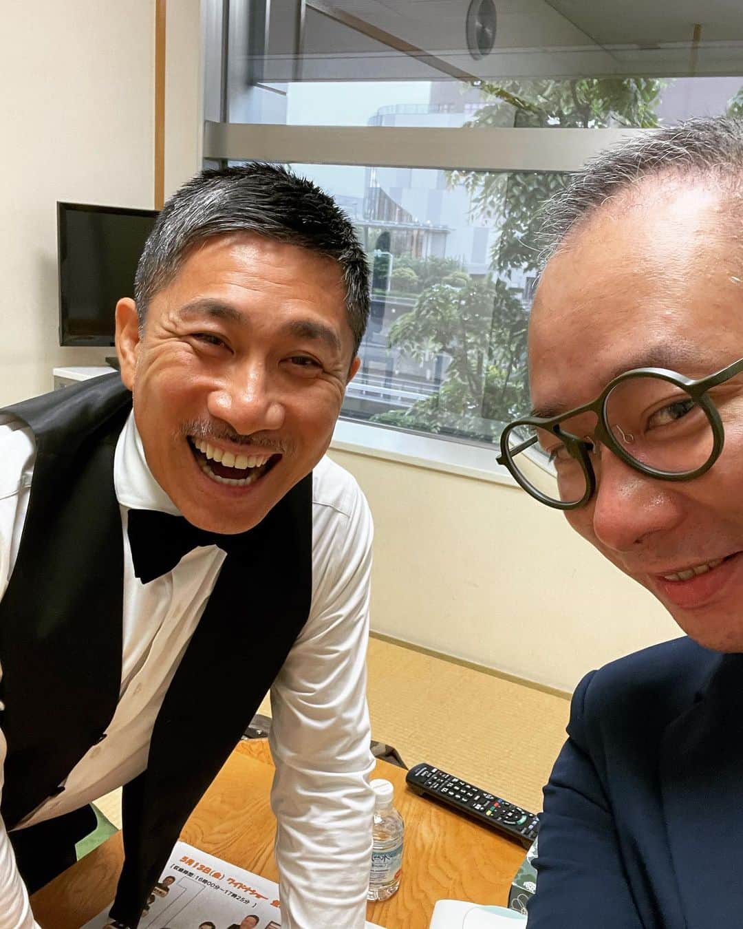 いしだ壱成のインスタグラム：「ひっさびさの再会❣️  ゾノ元気そうで良かった🥰   #ワイドナショー #fujitv   O.A 5/15 sun #前薗真聖 #ダチんこ   #いしだ壱成  #松本人志 #東野幸治   日曜日10：00からおんじえあ🌈  #worldcupyear #football #huphollandhup🇳🇱」