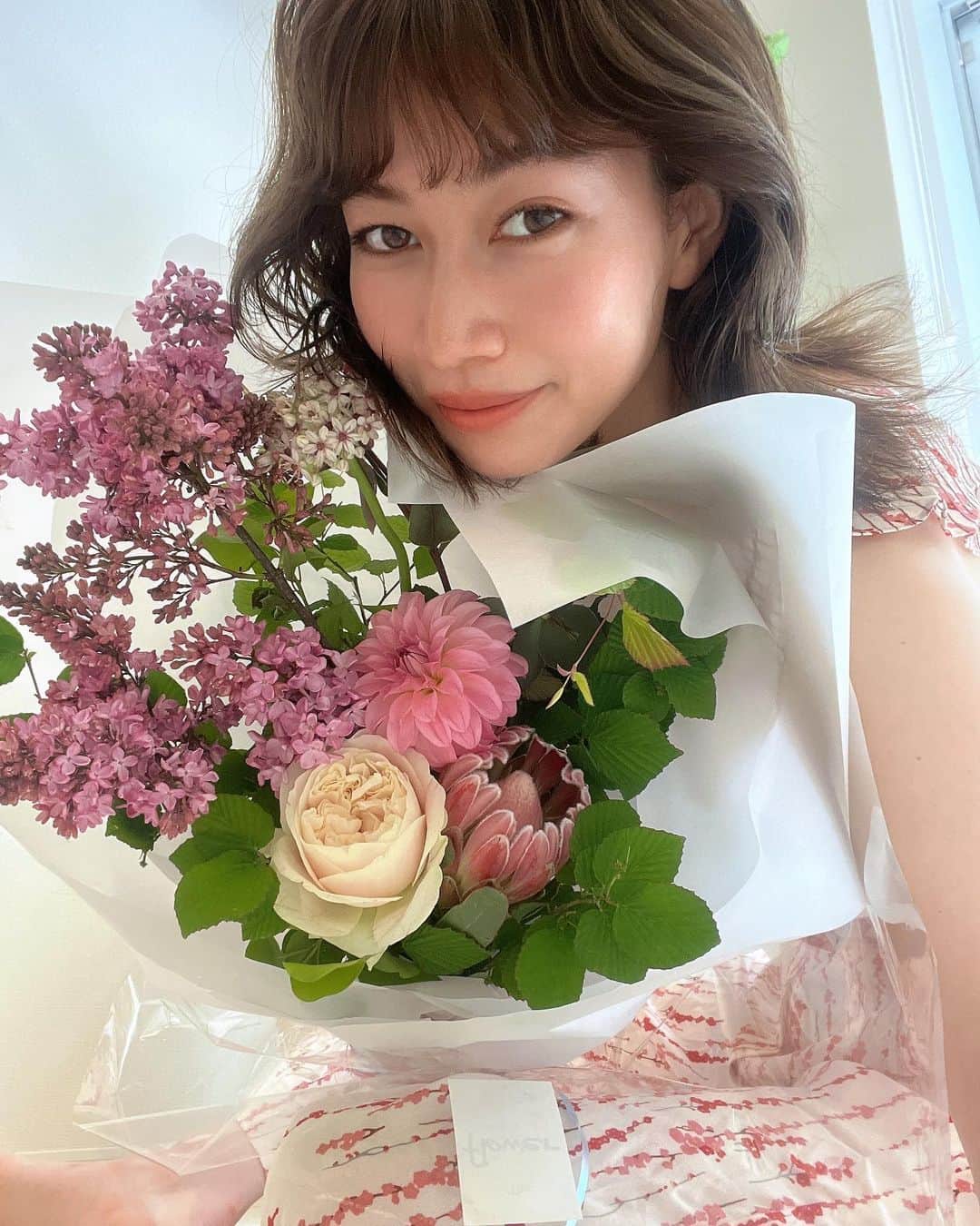 のインスタグラム：「💐💝  少し遅くなっちゃったけど  Thank you for all your birthday message  当日は家族とランチをして夜は大好きな友達とわちゃわちゃ🎂💕  沢山のメッセージありがとうございます新たな年、独立もあって色々変化のある年になりそうです💫  宜しくお願いします❤️  5/22はフリマ(ひとつ前の投稿)🛍🧸🎀 5/25はワインイベント( @soooyamy にて後日告知)🍷🫒🍽  皆様に会えるのも楽しみです🫶🏻」