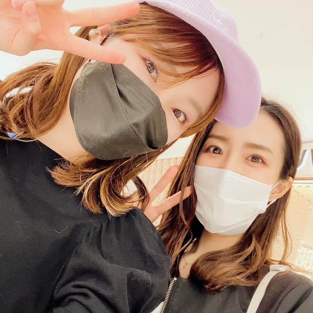 沢希理寿さんのインスタグラム写真 - (沢希理寿Instagram)「お久しぶりです😆💦 気づいたら5月ももう半ば😱  5月6月のスケジュールです❣️  5/14 銀座バーブラ  19:00〜  5/20 池の端QUI 19:00〜  5/30 蛙たち 19:00〜  6/4 赤坂バルバラ 18:00〜  6/7 ウナカンツォーネ 19:30〜  6/24 銀座ボンボン 19:30〜  6/28 蛙たち 19:00〜  宜しくお願い致します🙇‍♀️💕  随分遡りますが😅💦 4月22日は退団記念日でした。 今年は退団10周年‼️  宝塚で男役をやっていた期間を越してしまいました  もう女性らしくない言い訳ができませんね😂  節目の年に思い立って宝塚に行ってきました✨ 思い出に浸りながら懐かしのお店に行ったり宝塚の街を散策❣️どこを歩いてもテンションが上がる🥺 ずいぶん様子が変わっていて驚きました❗️  4月は素晴らしい舞台を沢山観させていただき大々満足でした😆‼️  「next to normal」 #望海風斗 氏出演 だいもんがものすごく難しい役に挑んでいだけど歌もお芝居も素晴らしくて流石だいもんのステージでした  家族がぶつかりながらも向き合って困難に立ち向かう。最後には希望の光が刺してきてジーンと心が温かくなる素敵な作品でした。  「 #冬霞の巴里 」 美しい永久輝さんにぴったりな素敵な作品でした❤️ 益々リストが楽しみです🥰  『NEVER SAY GOODBYE』 真風さんと潤花さんを中心とする宙組の皆さんの心を一つに合わせた合唱本当に感動しました😭👏👏  東京レインボープライド2022 同期の#五十鈴ココ の応援に❗️ 念願叶ってのこのステージに立つちえちゃんが(五十鈴)本当にカッコ良かったし 覚悟を感じました。本当見れてよかったー✨瑞々しい歌声が野外ステージに響き渡り会場がちえちゃんの歌に聞き入っていました。  #紫吹淳 さん SpecialLive2022 まるでパリでライブを観ているようなゴージャスなりかさんのシャンソンを堪能しました❤️ そしてりかさんの男役が見れたのが本当に嬉しかった 素敵すぎました😍❤️ シニョール・ドンファンからも 歌ってくださり初舞台の素敵な思い出が蘇り涙が出ました。 コーラスで出演されていた月組の先輩、#椎名葵 さん#白鳥かすが さんも現役の時と変わらない‼️ 本当に美しく輝いてらっしゃいました😆‼️  5月もこれから楽しみな舞台が待っているのでわくわくしてます❤️  そしてネモフィラに癒された写真を載せておきます☺️  最後に昨日銀座をぶらぶらしていたら#香音有希 氏に遭遇😆 銀座松屋にて#鳳翔大 さんのプロデュースされているブランドDineigeのポップアップのお手伝いしていました。  この前会ったばっかりだったからびっくり😆❣️ 縁がありますねー😂💕  #Live#シャンソン#宝塚#花組#宙組 #nexttonormal #neversaygoodbye #レインボープライド#dineige」5月13日 17時56分 - rizu_sawaki