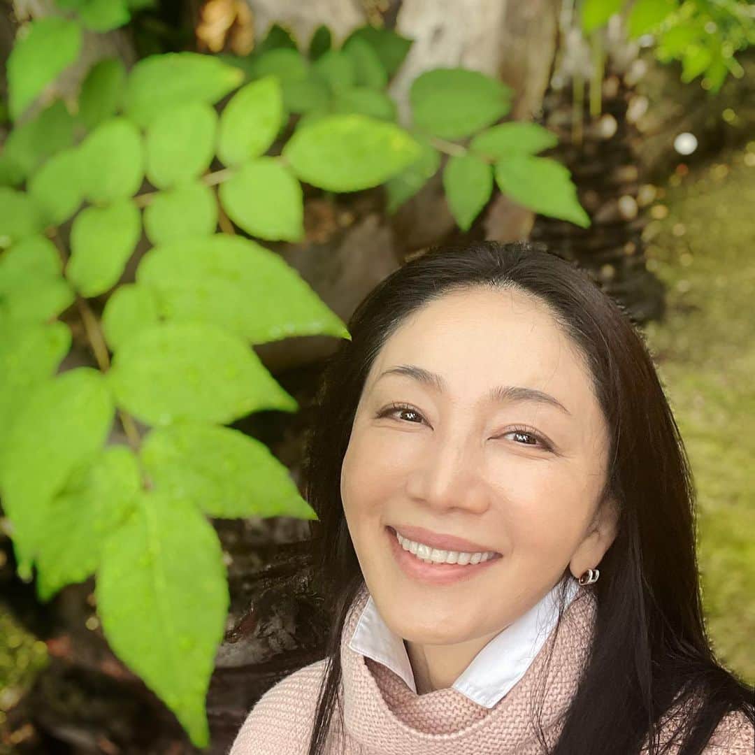 坂村かおるのインスタグラム：「なんだか、肌寒い日ですね‥ ・ どんより曇りの日は、明るい色の洋服を選ぶ様にします💕 ・ ・ 今年、上下ピンクのお洋服が多いようですね？ ・ この上下は、何年か前に購入した物！ ・ 今年は活躍しそうです💕☺️ ・ ・  いつも「いいね！」を頂きありがとうございます。 皆さんのコメントに元気を貰っています😊  #クィーンオブ美魔女 #team美魔女 #美ST #坂村かおる #トータルビューティーアドバイザー #美しく老いる #バランス #美容 #コスメ #ファッション #今日のコーデ #トータルバランス #お洒落な人と繋がりたい #コスメ好きな人と繋がりたい #美意識高い人と繋がりたい #美魔女 #美魔女が変わる #アップデートしてる人と繋がりたい #自分らしくアップデート #ピンクコーデ」