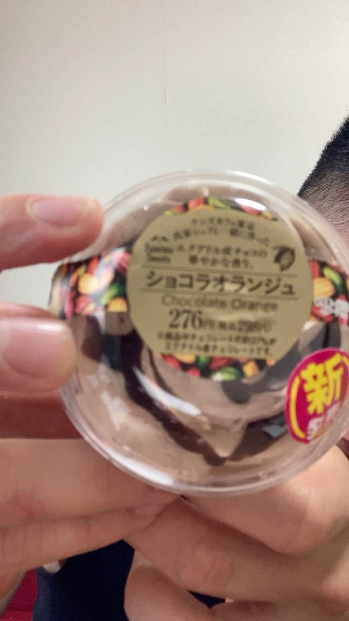 D-中山のインスタグラム：「【食レポ】 ファミリーマート 「ショコラオランジュ」 356kcal P3.9 F25.7 C28.3 ⁡ 五層の味と食感が楽しめる濃厚チョコスイーツ🍫 オレンジピールもアクセントになっててDリシャス😂 フタを開けた瞬間にチョコの香りが！ ⁡ ・オレンジピール＆チョコソース ・チョコガナッシュクリーム ・オレンジソース ・チョコクリーム ・チョコムース ・スポンジ こんな感じらしいっす！ オレンジソース気づけなかった😭 ココアって言うてたのはシンプルチョコムース、笑笑 まだまだ〜！😭😭 ⁡ ⁡ ⁡ あざっした！！ ⁡ ⁡ Dー‼️‼️‼️‼️‼️‼️ #芸人#筋トレ#筋肉#マッチョ#ボディビル#jbbf#フィジーク#fitness#スイーツ#スイーツ男子#コンビニスイーツ#ファミマ#ファミリーマート#セブンイレブン#ローソン#カフェ巡り#福岡#九州#甘党#甘党男子#マッスルバー#Dマッスル#マッスルバー」