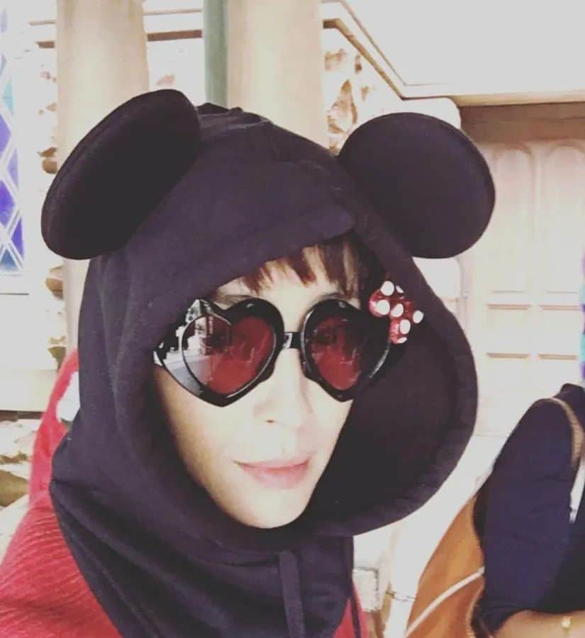 宮沢りえのインスタグラム：「外を散歩して愛の眼鏡を持っていて、服がパンダに似ているような気がします。」
