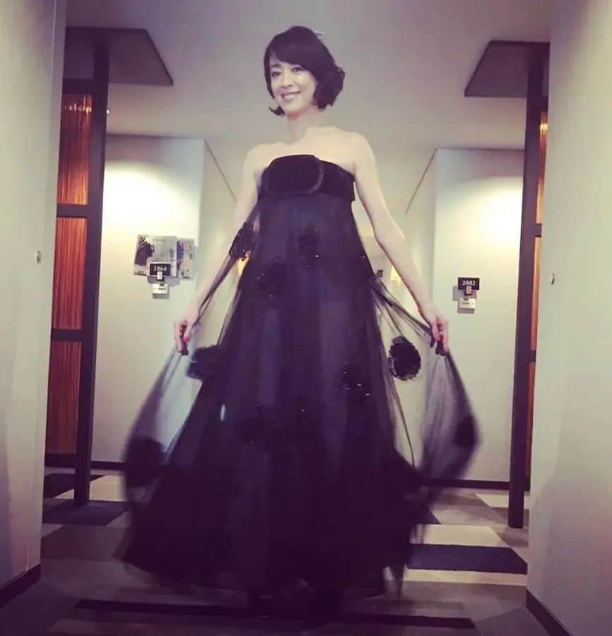 宮沢りえのインスタグラム：「笑顔でドレスで写真を撮る」
