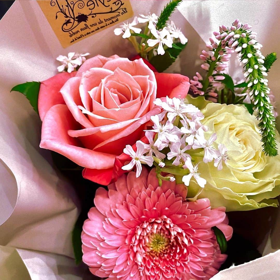 高田桃衣のインスタグラム：「元同期の晴れ舞台💐 #花束 #ピンクの花  #バラ #オペラ鑑賞」