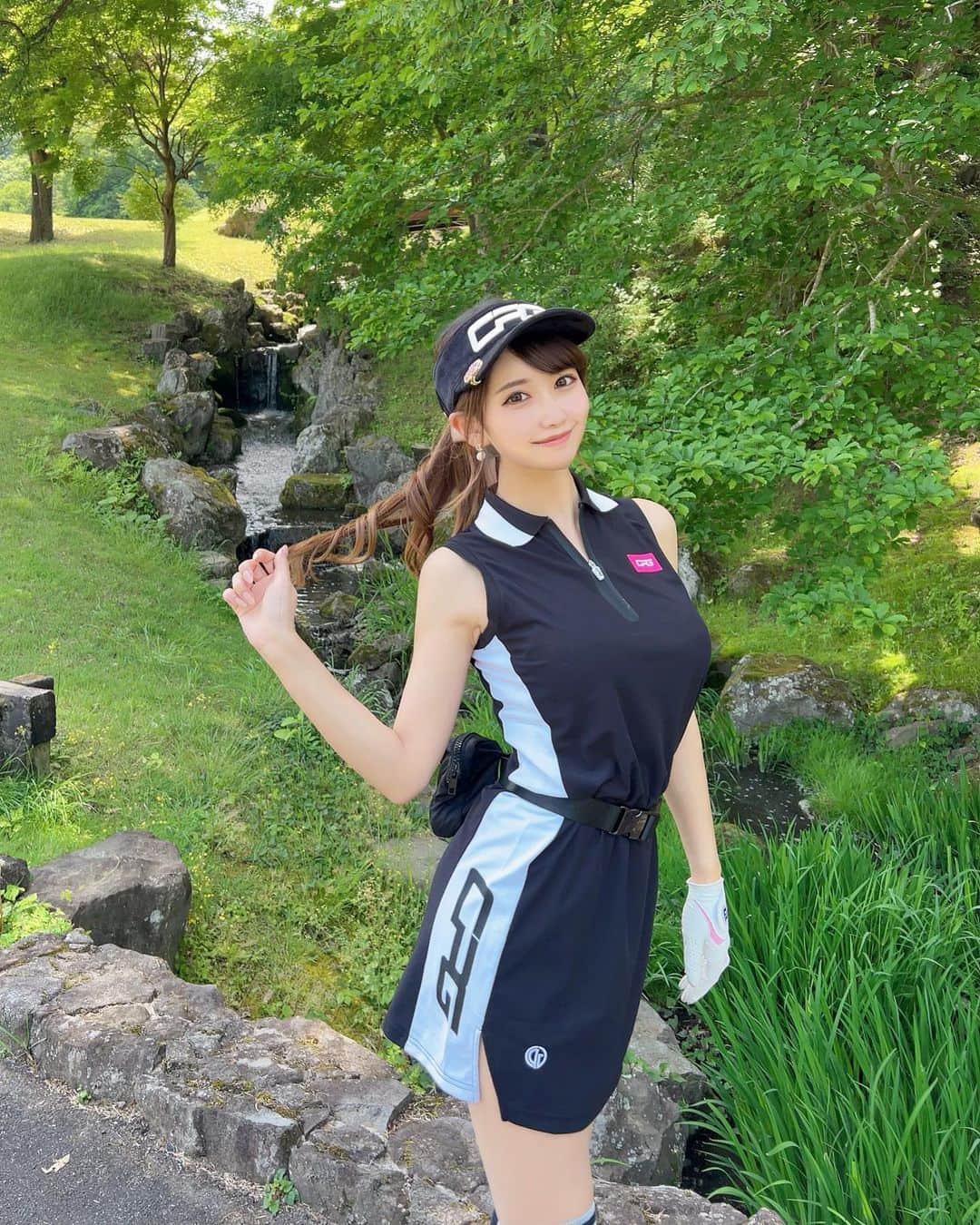 MAYUさんのインスタグラム写真 - (MAYUInstagram)「. 新緑が綺麗だったよ〜🌱✨ . この日のウェアは @cpggolf_official  モノトーンでかっこいい🖤 暑い日だったけど、軽い生地で汗かいてもサラッと気持ちよかった☀️ サイドにスリットが入ってるから動きやすさも🙆🏻‍♀️✨ . 6/1〜6/30の期間中 CPG GOLF東京ショールームで「インスタを見た！」と店頭スタッフへ伝えると全商品10%OFFになるみたいだから是非使ってね〜🥳🤍 . #ゴルフ女子#ゴルフ#ゴルフウェア#ゴルフコーデ#ゴルフファッション#シーピージーゴルフ#golf#golfwear#golfer#golflife#golfclub#golfcourse#golfgirl#golfswing#fashion#fashionista#fashionstyle#cpg#cpggolf」5月13日 18時52分 - mayu.kina_golf