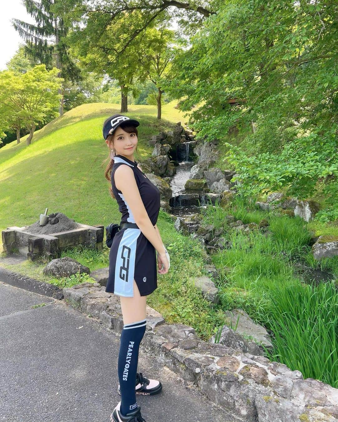 MAYUさんのインスタグラム写真 - (MAYUInstagram)「. 新緑が綺麗だったよ〜🌱✨ . この日のウェアは @cpggolf_official  モノトーンでかっこいい🖤 暑い日だったけど、軽い生地で汗かいてもサラッと気持ちよかった☀️ サイドにスリットが入ってるから動きやすさも🙆🏻‍♀️✨ . 6/1〜6/30の期間中 CPG GOLF東京ショールームで「インスタを見た！」と店頭スタッフへ伝えると全商品10%OFFになるみたいだから是非使ってね〜🥳🤍 . #ゴルフ女子#ゴルフ#ゴルフウェア#ゴルフコーデ#ゴルフファッション#シーピージーゴルフ#golf#golfwear#golfer#golflife#golfclub#golfcourse#golfgirl#golfswing#fashion#fashionista#fashionstyle#cpg#cpggolf」5月13日 18時52分 - mayu.kina_golf