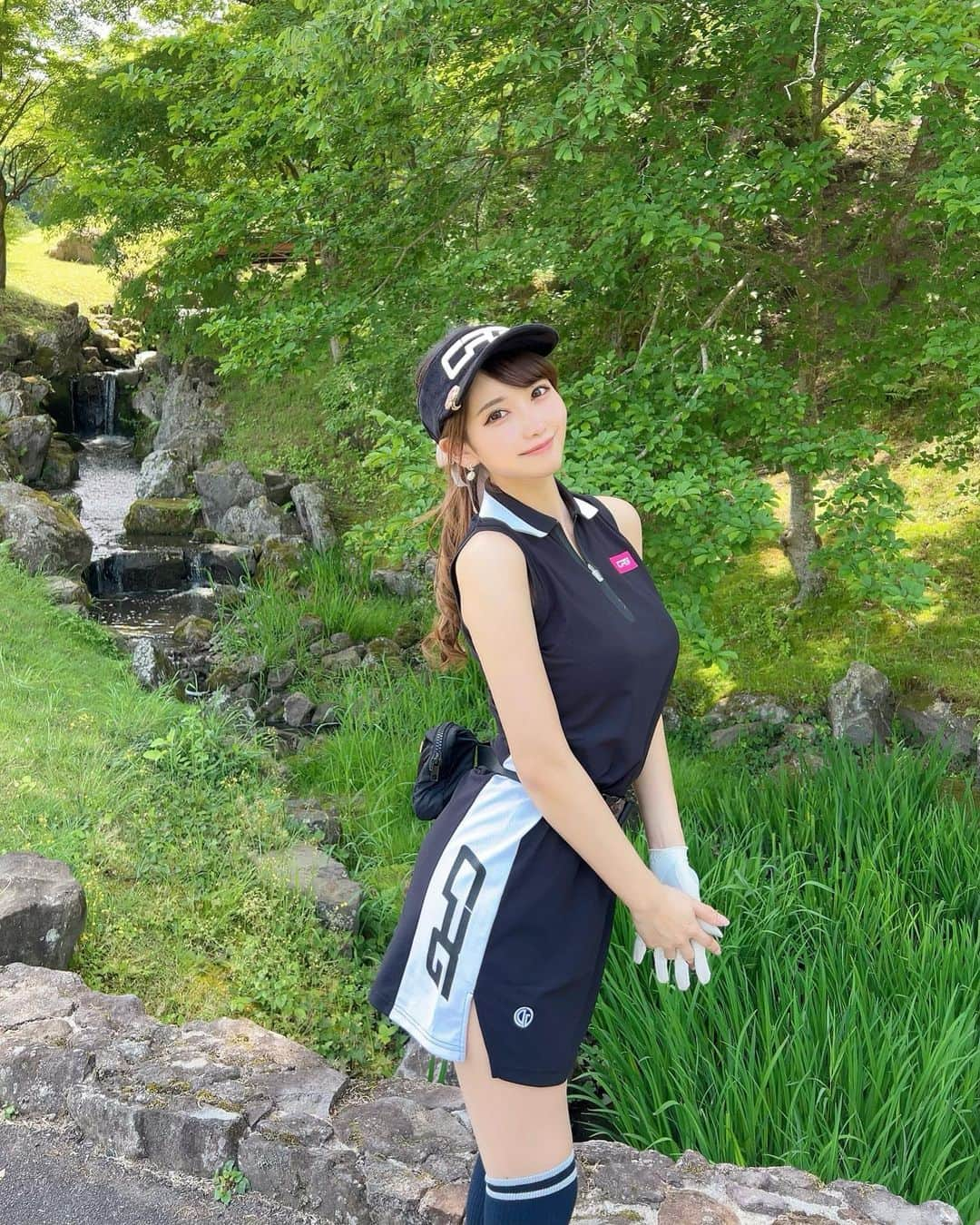 MAYUさんのインスタグラム写真 - (MAYUInstagram)「. 新緑が綺麗だったよ〜🌱✨ . この日のウェアは @cpggolf_official  モノトーンでかっこいい🖤 暑い日だったけど、軽い生地で汗かいてもサラッと気持ちよかった☀️ サイドにスリットが入ってるから動きやすさも🙆🏻‍♀️✨ . 6/1〜6/30の期間中 CPG GOLF東京ショールームで「インスタを見た！」と店頭スタッフへ伝えると全商品10%OFFになるみたいだから是非使ってね〜🥳🤍 . #ゴルフ女子#ゴルフ#ゴルフウェア#ゴルフコーデ#ゴルフファッション#シーピージーゴルフ#golf#golfwear#golfer#golflife#golfclub#golfcourse#golfgirl#golfswing#fashion#fashionista#fashionstyle#cpg#cpggolf」5月13日 18時52分 - mayu.kina_golf