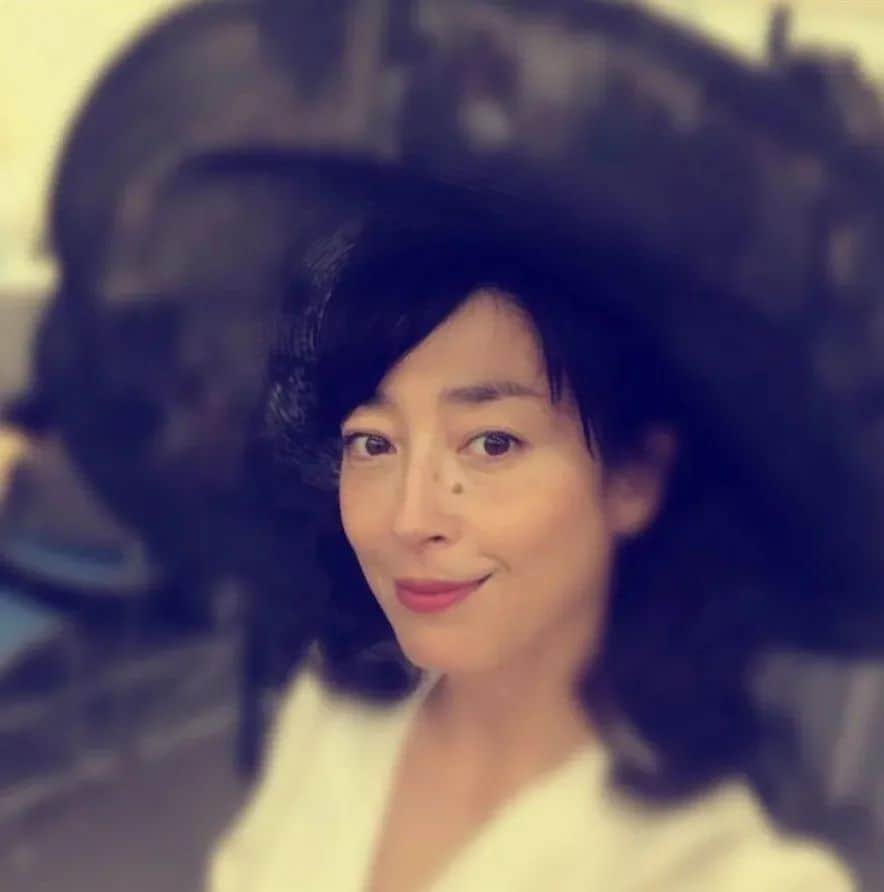 宮沢りえのインスタグラム：「外で黒い帽子をかぶって散歩して写真を撮る👒❤️」