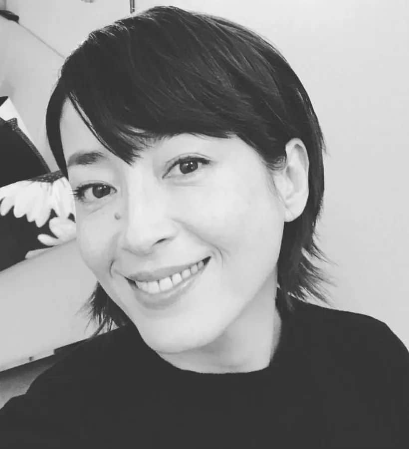 宮沢りえのインスタグラム：「白黒写真に微笑みを浮かべる☺️」