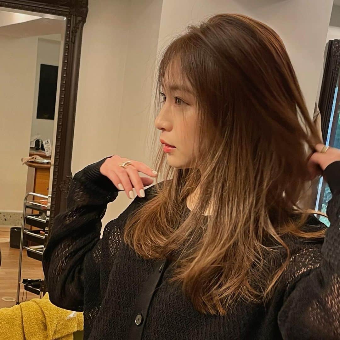 佐山彩香のインスタグラム：「New bangs🖤 前髪って幼くなりそうで苦手意識あったけど、セクシーでオトナな前髪つくってもらた🥰✌🏻 @shuhey.ao」