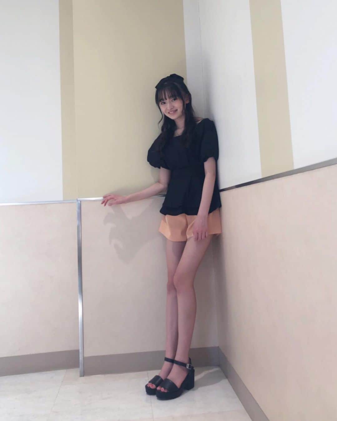 のインスタグラム：「今年初のサンダルです‪⸜‪‪☺︎‬⸝‬‪‪ * * * * #コーデ#coordinate#全身コーデ #ショーパン#orange  #サンダル#デビュー#black #Instagram#girl#may  #八木珠梨#juri#じゅり#jc3#07#学生#♥」