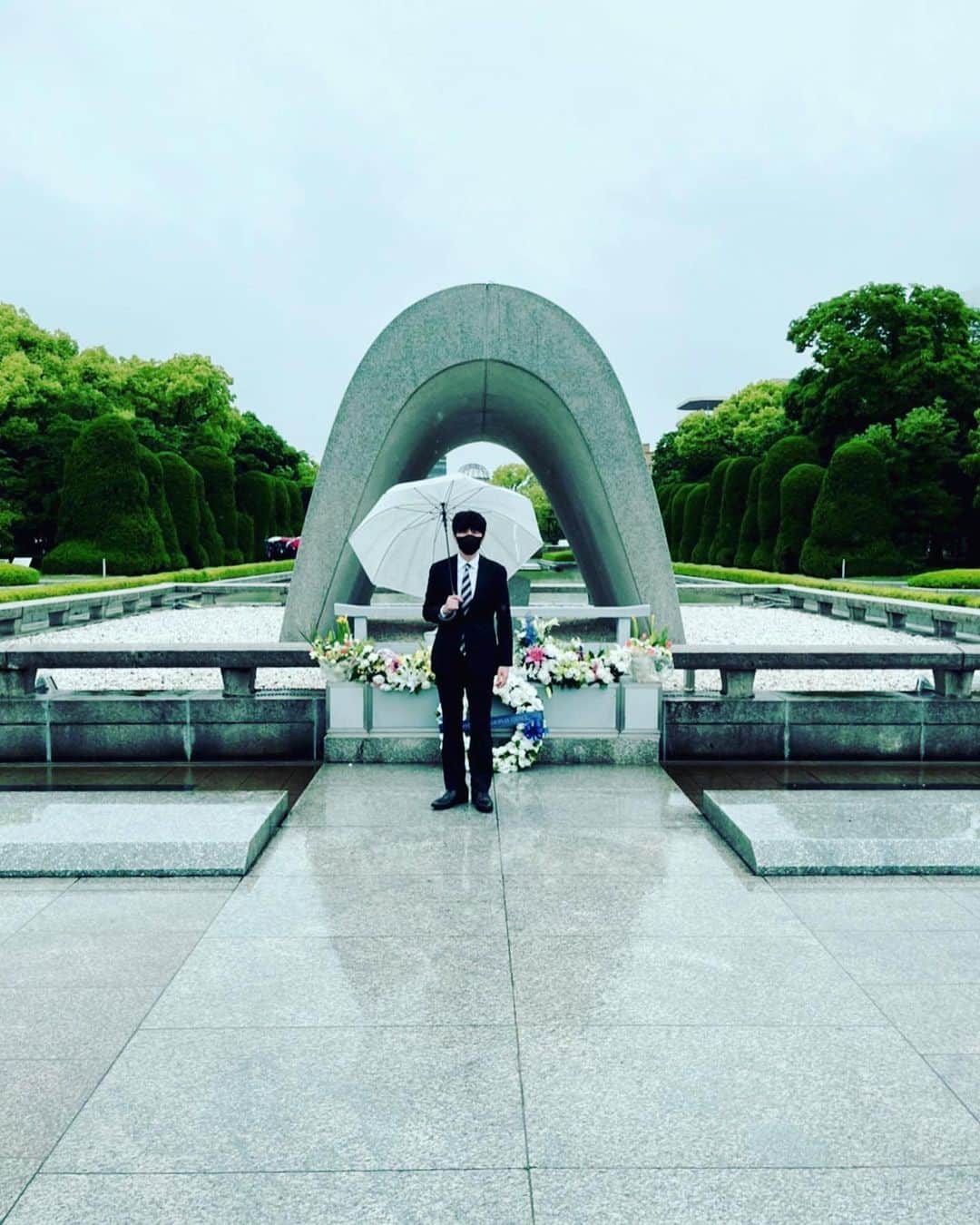 北川悠仁さんのインスタグラム写真 - (北川悠仁Instagram)「広島にやってきました。 平和記念公園にある広島平和都市記念碑の前で、平和を祈ってきました。午前中には、EU大統領が参拝されていたようです。  明日から #ゆずPEOPLEツアー 広島Live。頑張ります。」5月13日 19時35分 - yujin_kitagawa
