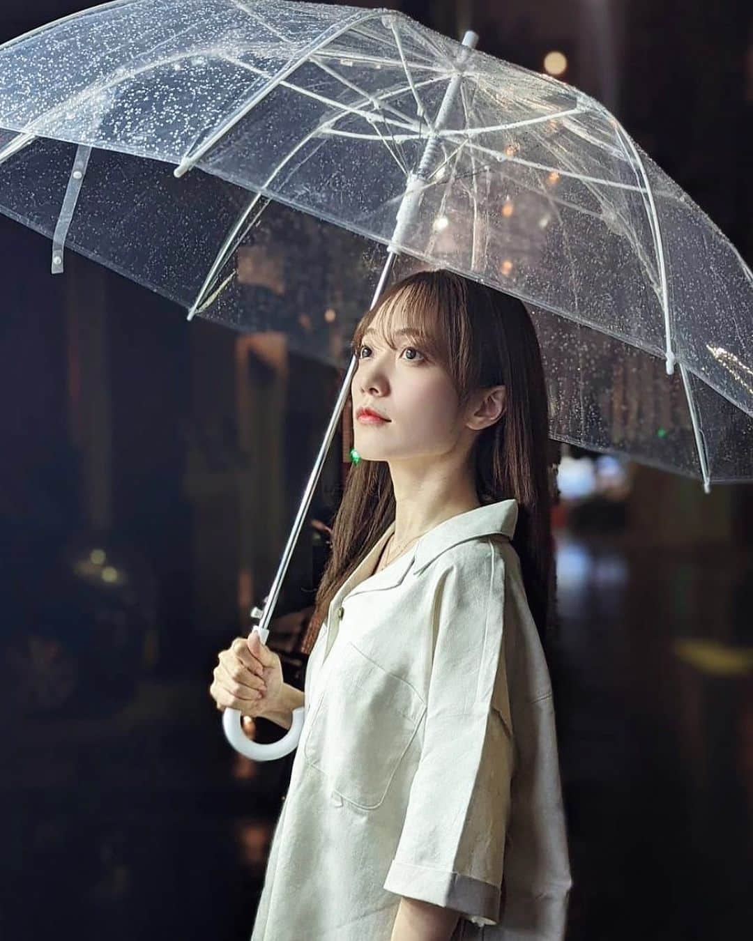 小池ありささんのインスタグラム写真 - (小池ありさInstagram)「雨とか梅雨の時期はべたつきたくないから サラッと着られるお洋服着がち😋💓  リネン素材って なんでこんなに楽ちんかのかしら🤔  ＊  ୨୧┈ ─*・‥…─*・‥…─*・┈୨୧  ☑#トップス 　#リネンオープンカラーシャツ @melirich_official   ୨୧┈ ─*・‥…─*・‥…─*・┈୨୧  ＊  #小池ありさ #소통　#인친 #코이케아리사 #小池有纱  #ポートレートで残す日常  #カメラ好キナ人ト繋ガリタイ   #きょコ #低身長コーデ #低身長ファッション #骨格ウェーブ #イエベ春 #梅雨コーディネート #カジュアルシャツコーデ#梅雨コーデ#メリーリッチ#melirich#ストレートヘアスタイル」5月13日 19時34分 - arisa3612