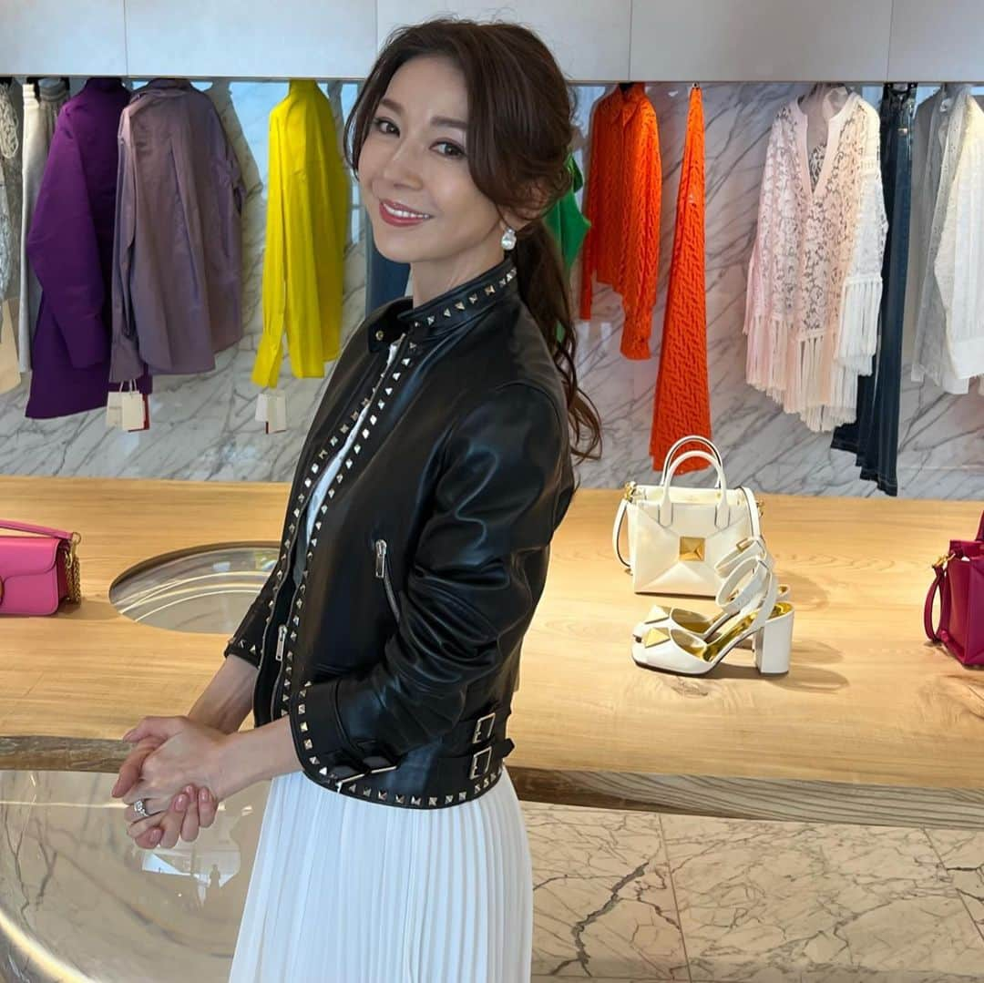 君島十和子さんのインスタグラム写真 - (君島十和子Instagram)「・ 【今晩20時YouTube 「伊勢丹でお買い物」編】 君島十和子チャンネルがアップされます😊✨  今回は、新宿伊勢丹の 特設ルームで、 お買い物風景。  インスタライブには時折、 登場している社長 (=主人)が YouTube初登場💦💦💦 いつも一緒にお買い物している感じです‼️  私が着用させて頂いている服は全て @maisonvalentino  (黒ライダースと、その下に着用の白ワンピースは今季ものではありません)  この時、とっても好きで 欲しかったワンピースが ありましたが……😭💦💦 ボディの悩みがあって 諦めました😢  でも、そういうことがあると 「ここをケアしなきゃ！」 というスイッチが入り絶賛研究中‼️  このお悩みについては… 日曜日の朝のLIVEで 🍀🍀５月15日10:00〜🍀🍀🍀 【君島十和子のボディの悩みケア】で お話しさせて頂きますね。 #ftcbeauty #YouTube #君島十和子チャンネル #君島十和子 #アラフィフ美容 #アラフィフコーディネート#50代コーディネート#skincareproduct #ヴァレンティノ#ヴァレンティノバック＃スタッズ#lifestyle」5月13日 19時46分 - ftcbeauty.official