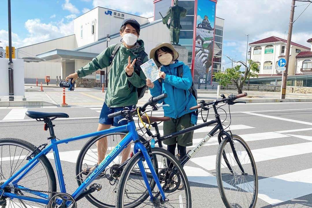 あーちゃんさんのインスタグラム写真 - (あーちゃんInstagram)「【滋賀県／琵琶一してきた！！】  旅の一発目はまさかの車を降りて琵琶湖一周チャリの旅でした〜🚴‍♂️🚴‍♀️ まず発想だけで度肝抜かれたし実際まじでやばかった〜！！！🤣🤣 決まった日から少しでも自分の助けになるようにとお高いサポーターを買ってみたり、 カメラは諦めて写るんですだけにしたりと完走だけを目標に体力以外は準備してきた！！ 体力は準備忙しすぎるし走ったりするの嫌すぎて無理でした！！！  1日目、 まずクロスバイク乗るのが人生2回目でうまく乗れないところから始まって、 目標2日で200キロなのに10キロ漕いだくらいですでに軽い筋肉痛とお尻が痛くなってきて不安をかかえる() わかっていたものの私が遅いせいでことごとく行きたかったお店が閉まってしまい心が折れて2キロくらいひたすら泣きながら漕いだり、 真っ暗になってきてしまって街灯もない中で漕ぐハードモード突入したりとなかなかな日だった😇  2日目、 お尻が二等分以上になってる気はするものの、思いの外筋肉痛はないし、クロスバイクにも慣れてまさかの余裕がある朝、、！！ とはいえ無理はやめようということで完全完走にこだわりが特にない私は初心者完走コースを選択して二手に分かれて行動することに🚴‍♀️ 時間の制限も気にしなくていいしすごく楽しく走ることができた🎉🎉  まさか自分からこんな過酷なことに挑戦する日が来るなんて思ってなかったけど、 琵琶湖の雄大な姿をゆっくり見ることもできて、 普段じゃ得られない達成感も得られて何度も帰りたいよーって泣き叫んだけど、 結果やってよかった！！！🎉笑 写るんですの現像も楽しみだな☺️ ここからはゆっくり滋賀を回っていく🍙」5月13日 20時00分 - akari.k22