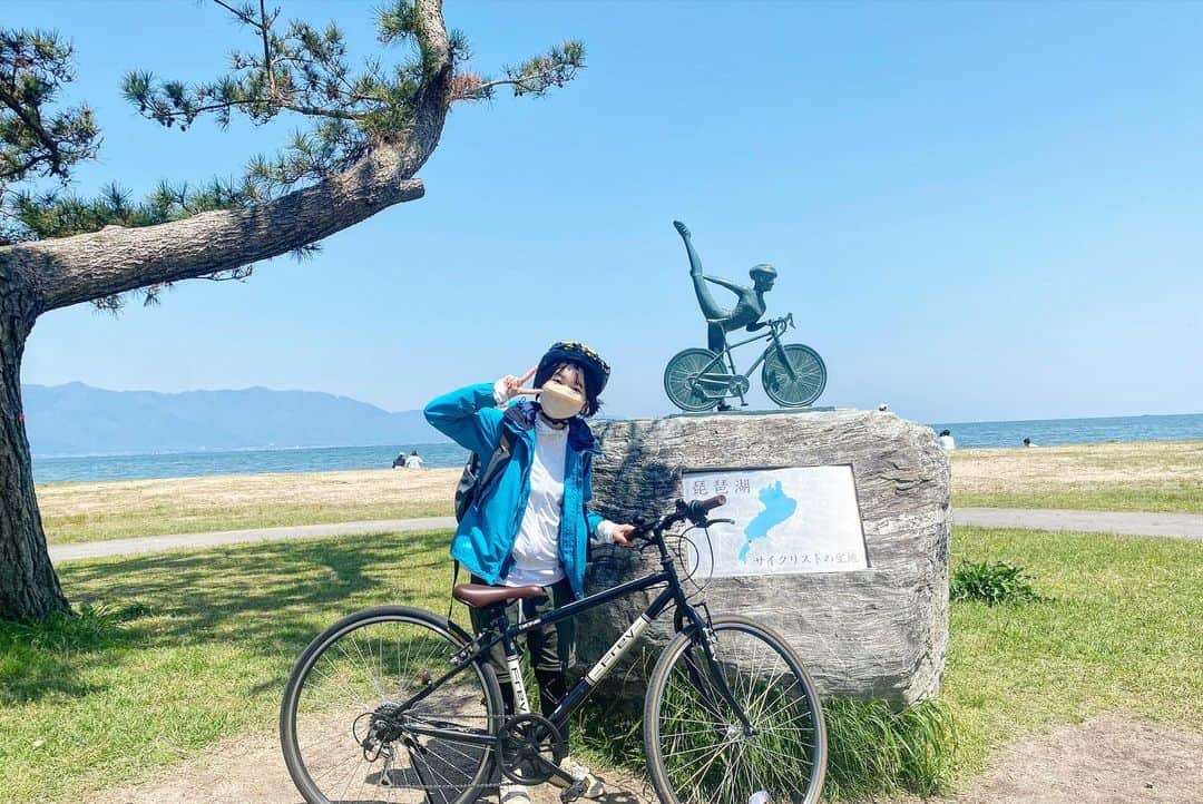 あーちゃんさんのインスタグラム写真 - (あーちゃんInstagram)「【滋賀県／琵琶一してきた！！】  旅の一発目はまさかの車を降りて琵琶湖一周チャリの旅でした〜🚴‍♂️🚴‍♀️ まず発想だけで度肝抜かれたし実際まじでやばかった〜！！！🤣🤣 決まった日から少しでも自分の助けになるようにとお高いサポーターを買ってみたり、 カメラは諦めて写るんですだけにしたりと完走だけを目標に体力以外は準備してきた！！ 体力は準備忙しすぎるし走ったりするの嫌すぎて無理でした！！！  1日目、 まずクロスバイク乗るのが人生2回目でうまく乗れないところから始まって、 目標2日で200キロなのに10キロ漕いだくらいですでに軽い筋肉痛とお尻が痛くなってきて不安をかかえる() わかっていたものの私が遅いせいでことごとく行きたかったお店が閉まってしまい心が折れて2キロくらいひたすら泣きながら漕いだり、 真っ暗になってきてしまって街灯もない中で漕ぐハードモード突入したりとなかなかな日だった😇  2日目、 お尻が二等分以上になってる気はするものの、思いの外筋肉痛はないし、クロスバイクにも慣れてまさかの余裕がある朝、、！！ とはいえ無理はやめようということで完全完走にこだわりが特にない私は初心者完走コースを選択して二手に分かれて行動することに🚴‍♀️ 時間の制限も気にしなくていいしすごく楽しく走ることができた🎉🎉  まさか自分からこんな過酷なことに挑戦する日が来るなんて思ってなかったけど、 琵琶湖の雄大な姿をゆっくり見ることもできて、 普段じゃ得られない達成感も得られて何度も帰りたいよーって泣き叫んだけど、 結果やってよかった！！！🎉笑 写るんですの現像も楽しみだな☺️ ここからはゆっくり滋賀を回っていく🍙」5月13日 20時00分 - akari.k22