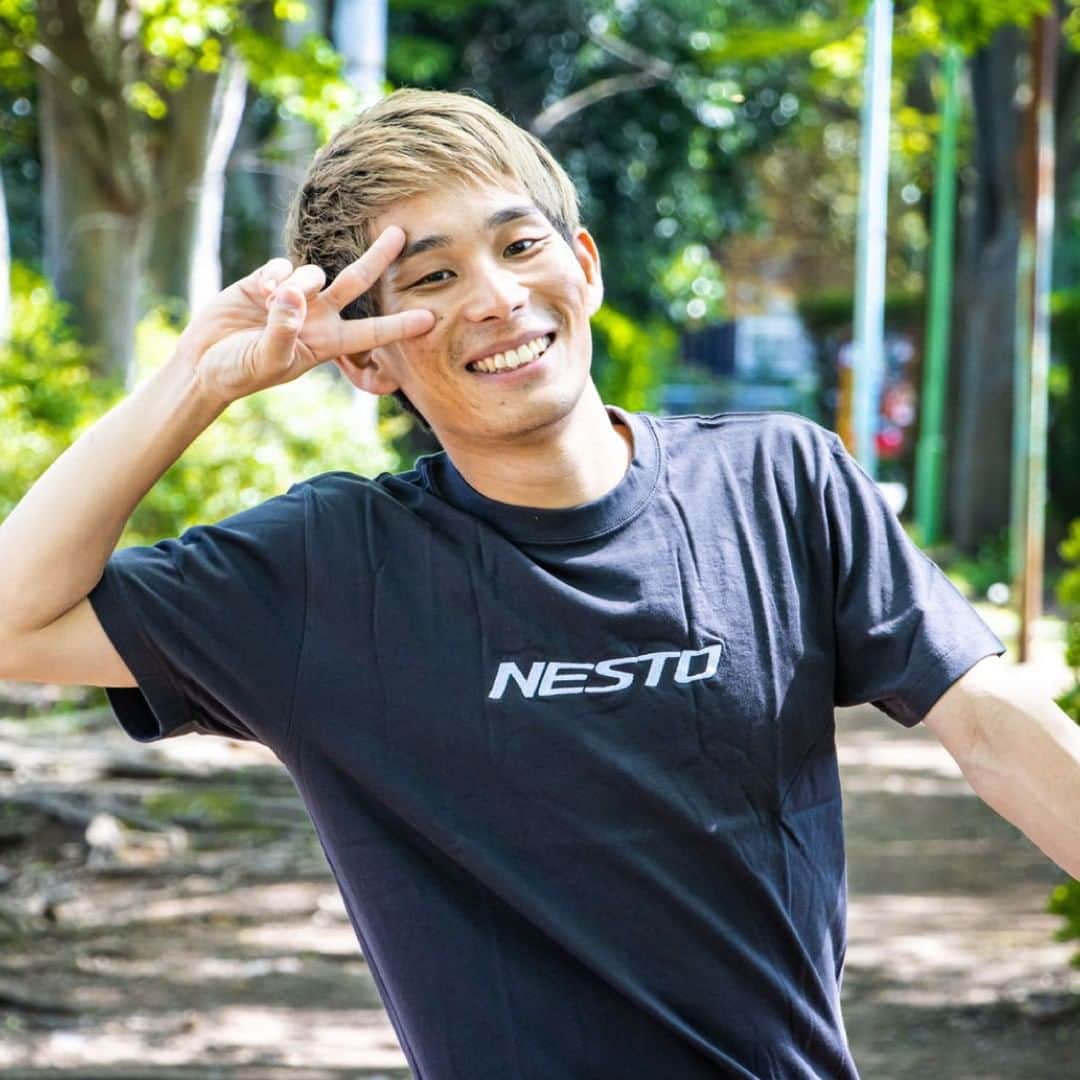 のインスタグラム：「NESTOは、ブランドアンバサダーとしてお笑い芸人の石井ミカンさん( @mikankun141 )が就任したことをお知らせいたします。  石井ミカンさんはお笑い芸人として活動をする傍ら、野球やマラソンなど幅広くスポーツに取り組まれています。スポーツ自転車を通勤に愛用しており、高い身体能力とポテンシャルを持っています。 マウンテンバイクなどのオフロード領域は全く未知の領域という石井ミカンさんだからこそ、一般消費者とメーカーの架け橋になっていただけると確信し、今回ブランドアンバサダーに就任いたしました。  今後、就任記念としてマウンテンバイク「X-VALLEY」で佐渡ロングライド100km部門にチャレンジいたします！ また、「オフロードバイク芸人」を共に目指し、様々なオフロードカテゴリにチャレンジするコンテンツを展開してまいります。  ◇石井ミカンさんコメント ・NESTO アンバサダー就任について 事務所の先輩でもある安田大サーカス団長さんがNESTO アンバサダーをやっていたので、それでNESTOのバイクを初めて知りました。 普段はロードバイクに乗って通勤の往復10 キロを走っているので、ほぼ毎日自転車にまたがっています。自転車に乗るのがすごく楽しいので、普段からニコニコして乗ってしまっています。 NESTO ファンの皆さんやこれからスポーツ自転車にチャレンジする方には、NESTO のバイクに乗って楽しんでいる姿を見ていただけたらと思います。  ・就任記念ライド 佐渡ロングライド100km について 実は100kmってどんなものかわからないんですよね。フルマラソンで42キロ走ったことはありますが、自転車はまた違うと思います。 100kmをマウンテンバイクで走れるかなって不安が大きいんですが、やるしかないので…。スタミナはあるので、後は自転車を信じて頑張りたいと思います。  #NESTObikes #ネスト #発表 #石井ミカン さん #お笑い芸人 #松竹芸能 #安田大サーカス #団長安田 #佐渡 #マウンテンバイク #サイクリング #スポーツ自転車 #ロングライド #自転車生活」