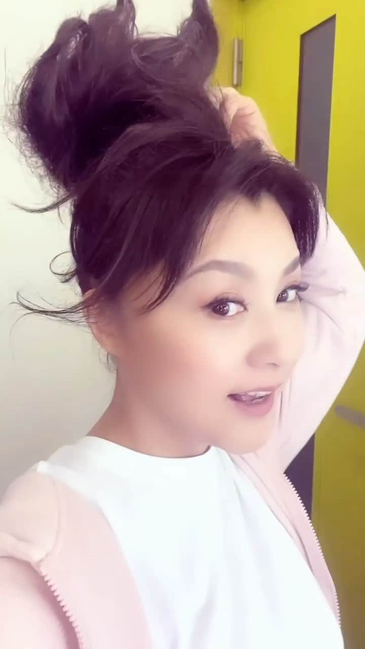 のインスタグラム：「なんの撮影でしょう〜か⁇  #撮影 #shooting #hairstyle  #hairstyles #makeup  #hikarimirai  @hikarimirai_beauty  #雷頭 #宇宙  #宇宙のファンタジー #アースウィンドアンドファイアー #懐かしい #楽しい  #最高のスタッフに感謝 #」