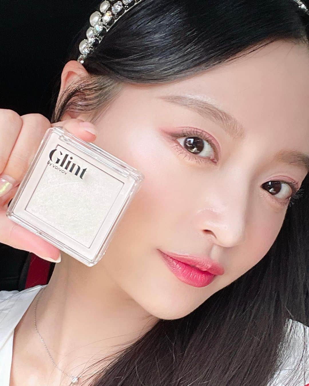 ᴅᴏᴜʙʟᴇsᴏᴜᴘのインスタグラム：「#광고   쿨톤 하이라이터 찾으셨던 분들??! 이번에 글린트에서 쿨톤 하이라이터가 출시되었다고 해서 먼저 사용해봤는데요!  바르자마자 얼굴에서 오로라광이…! 진짜 넘 예쁘잖아요 😭😭 우유빛 핑크광 하이라이터라서 과하지 않게 발색되고 광채는 물론 생기도 뿜뿜! 정말 오랜만에 맘에 드는 하이라이터 발견했어요💖 쿨톤 하이라이터 찾으셨던 분들은 글린트의 하이라이터 밀키문 꼭 사용해보세요!   게다가 이제 글린트를 올리브영 매장에도 만나볼 수 있으니까 올리브영에 가셔서 오로라광 느껴보세요💖  @glint__official #글린트 #밀키문 #쿨톤하이라이터 #올리브영하이라이터」